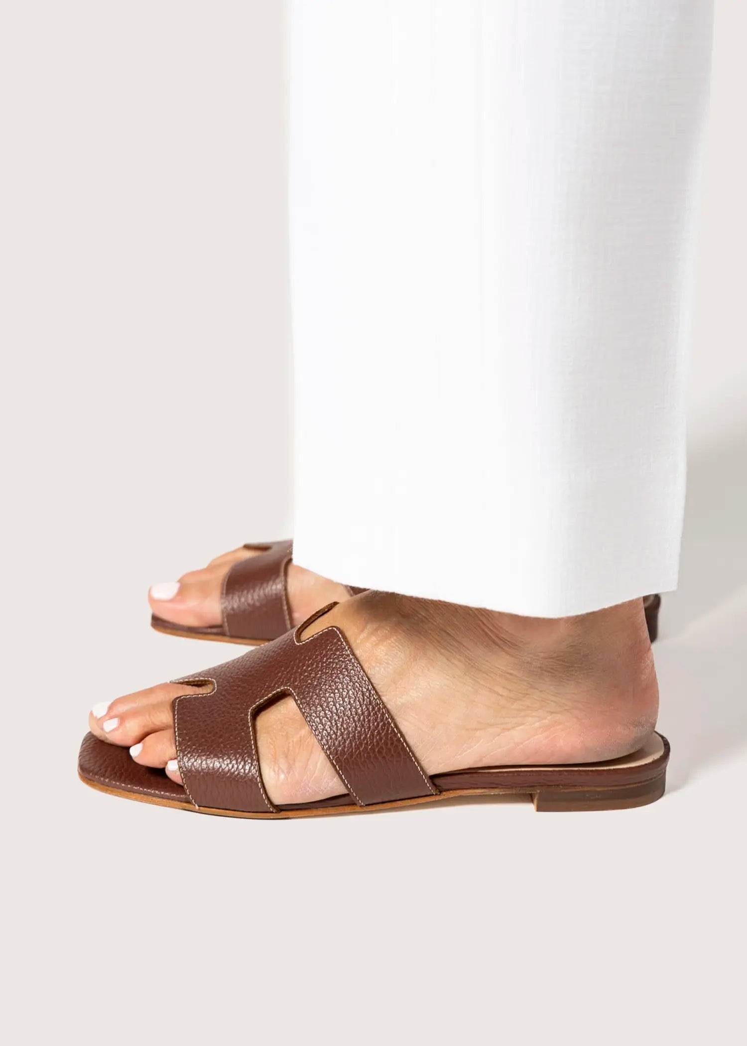 swatch_cuoio leather leather cutout sandal flat sandals