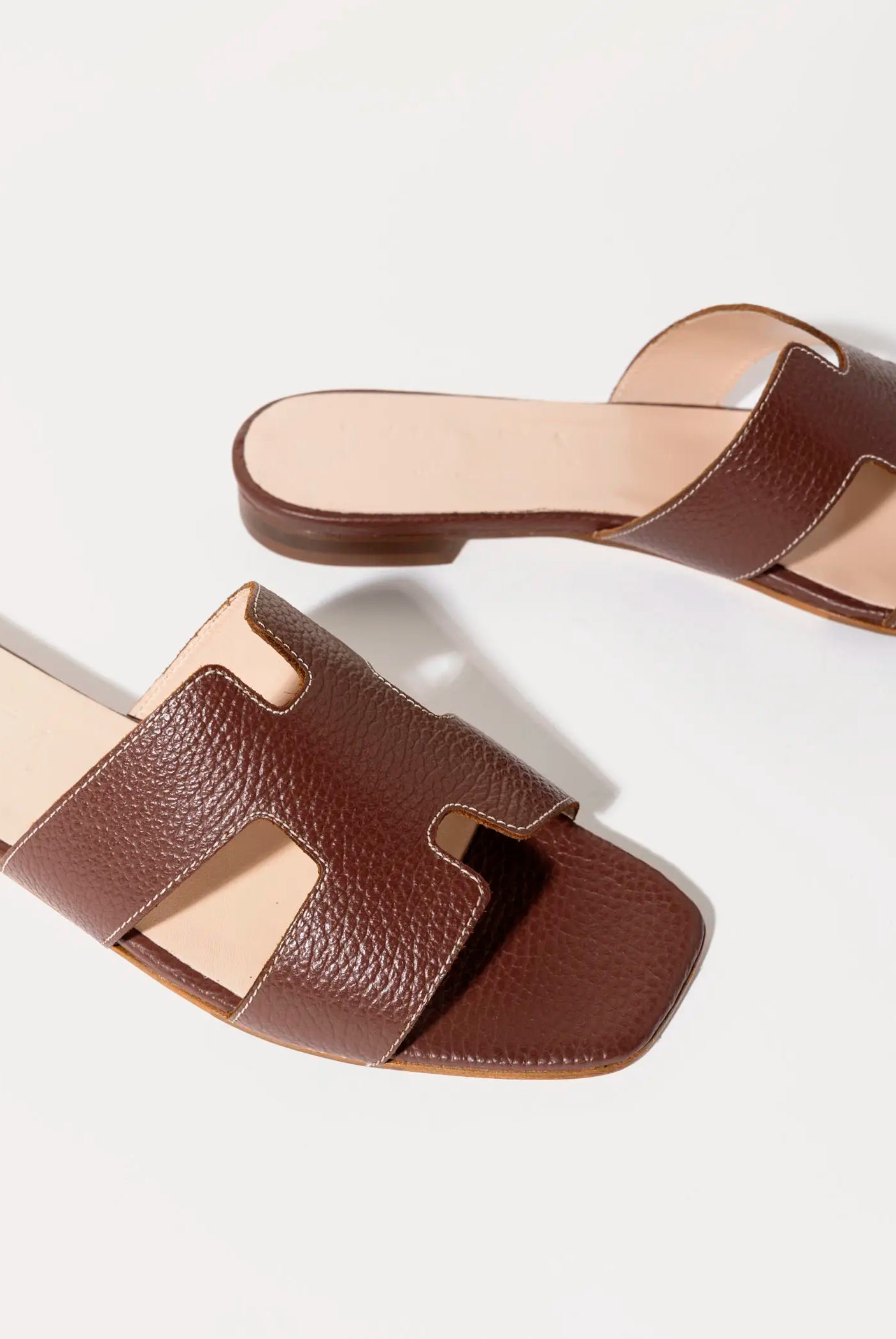 swatch_cuoio leather leather cutout sandal flat sandals