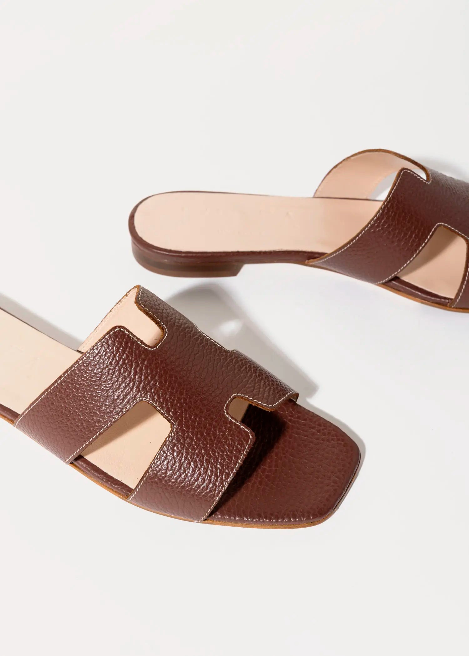 swatch_cuoio leather leather cutout sandal flat sandals
