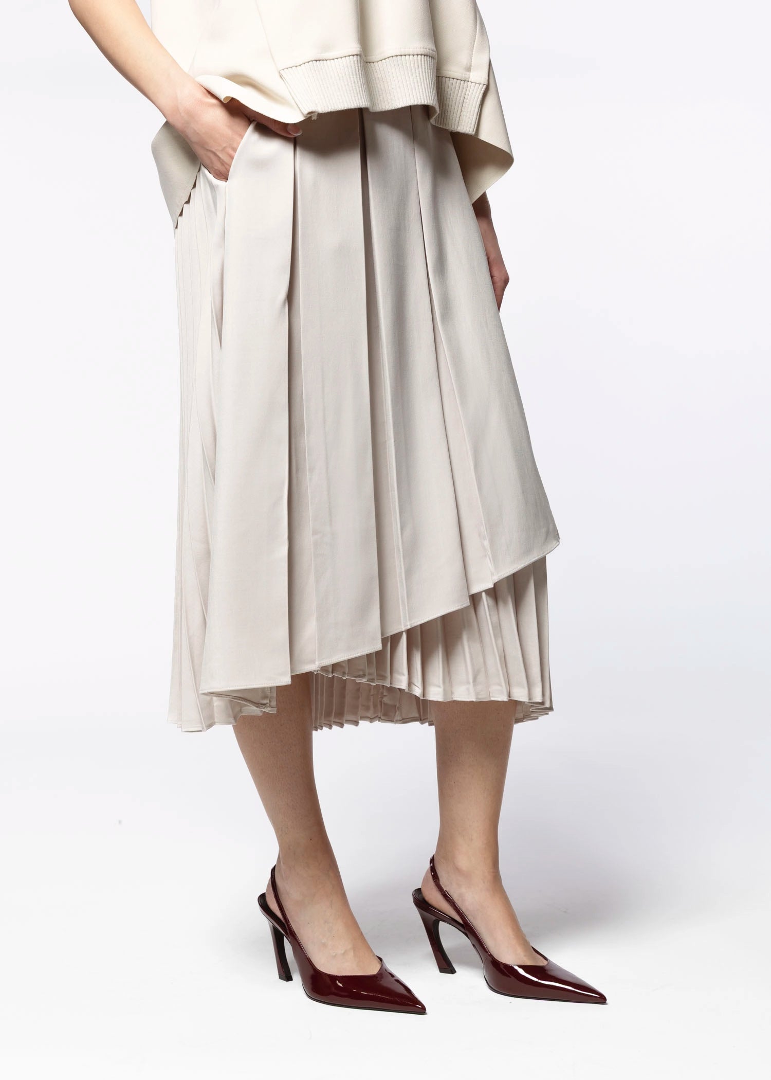 swatch_Beige johnnie pleated skirt