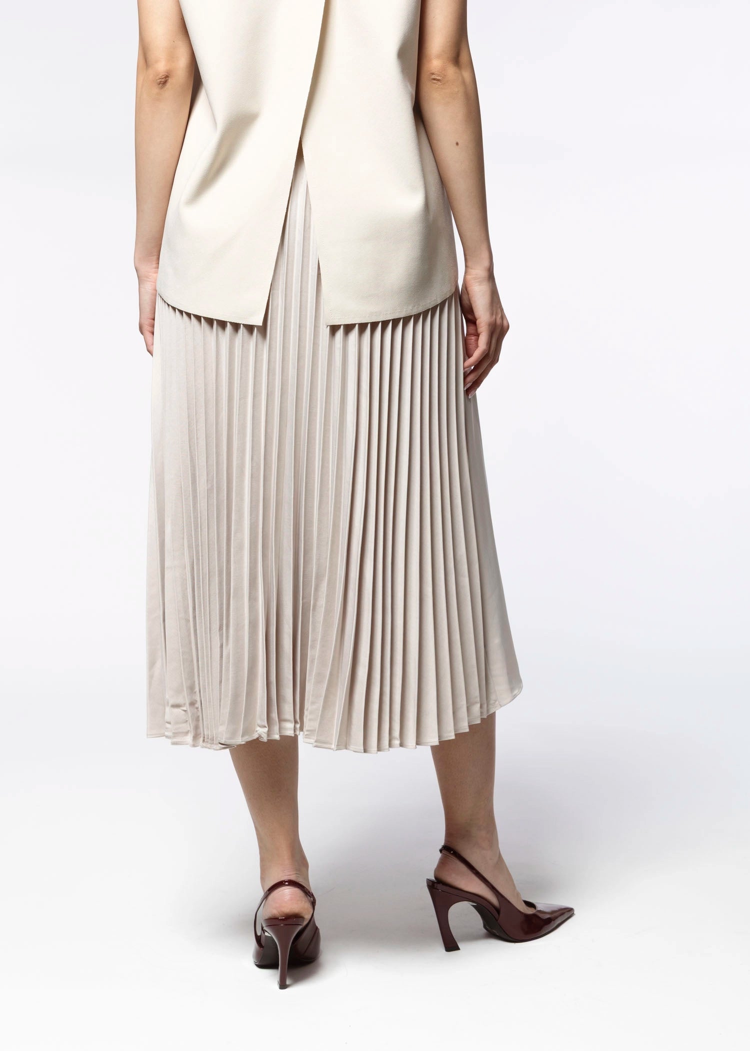 swatch_Beige johnnie pleated skirt