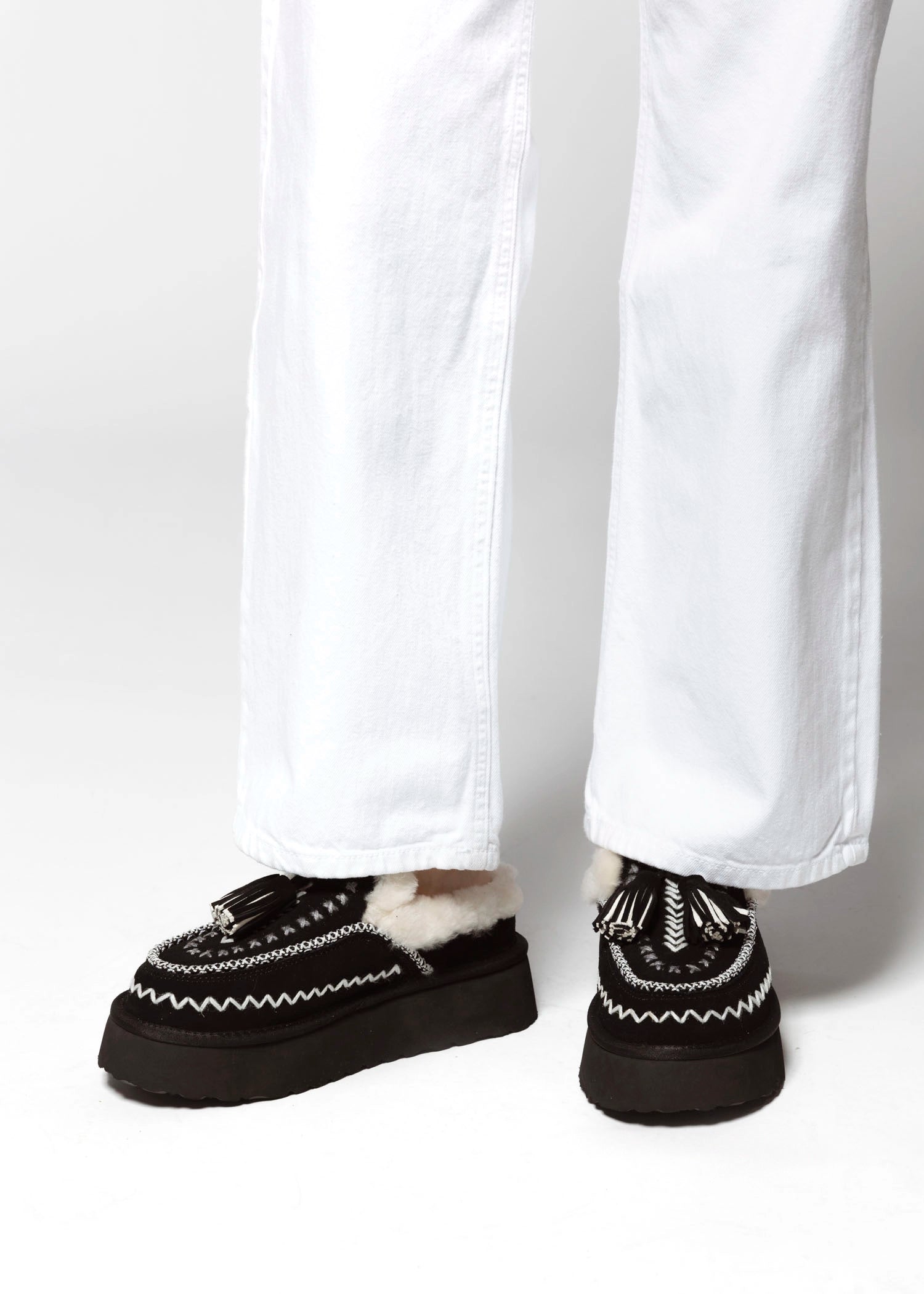 swatch_Black Suede shearling lined slide