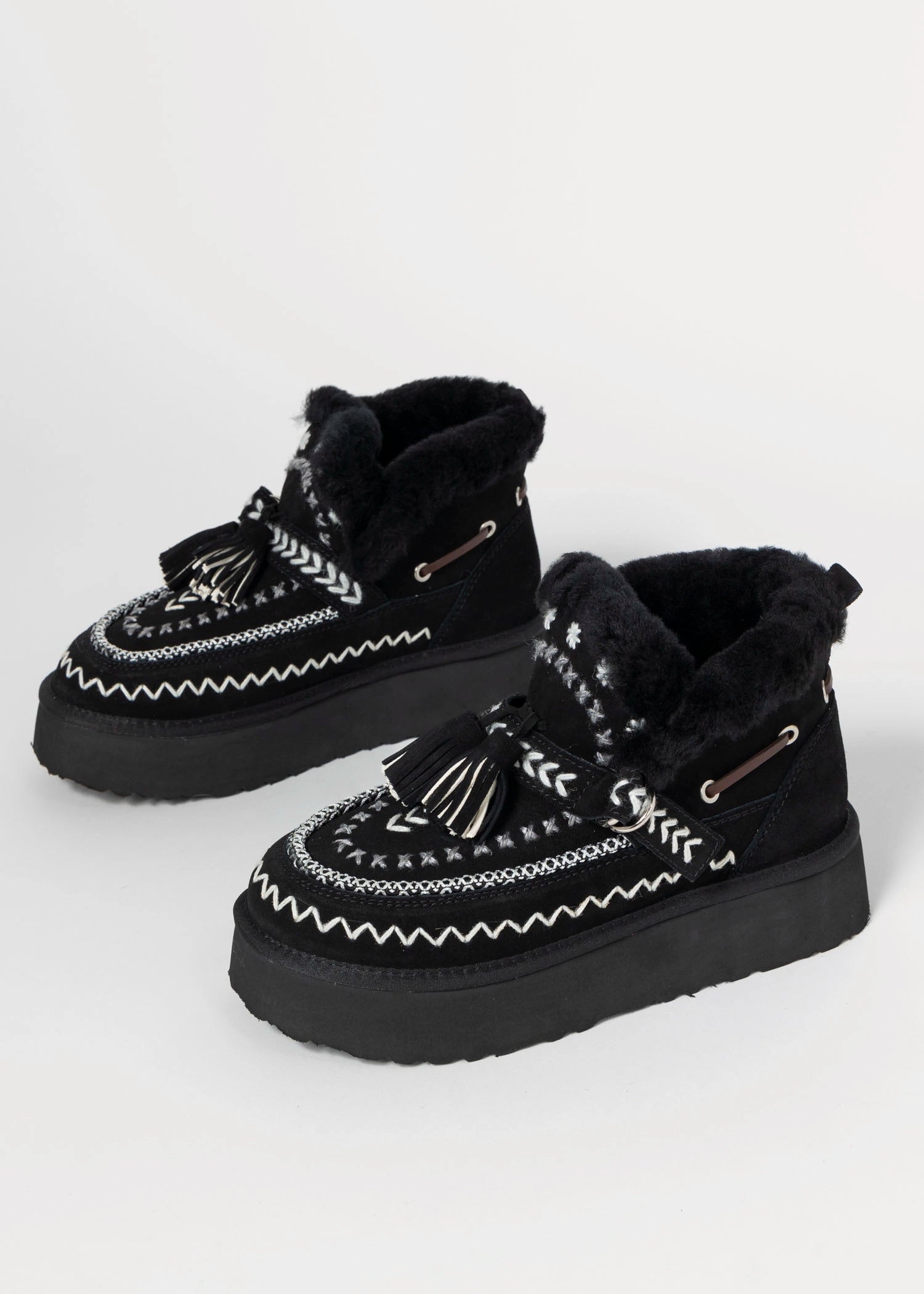 swatch_Black Suede shearling lined boot