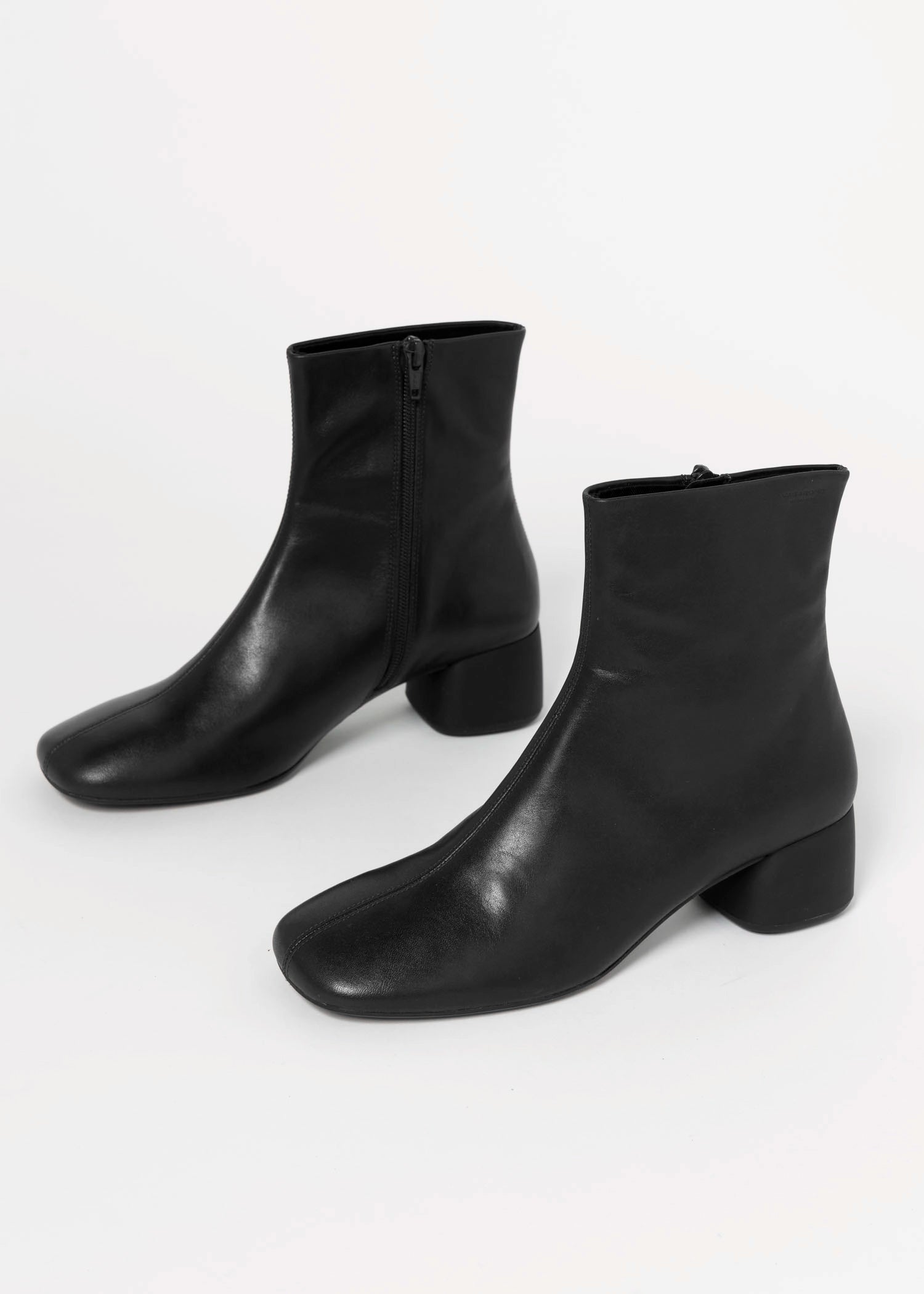 swatch_Black Leather vagabond livia ankle boot