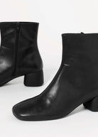 swatch_Black Leather vagabond livia ankle boot