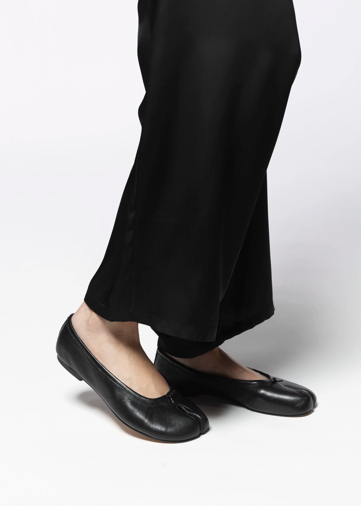 swatch_Black steve madden calico tabi flat