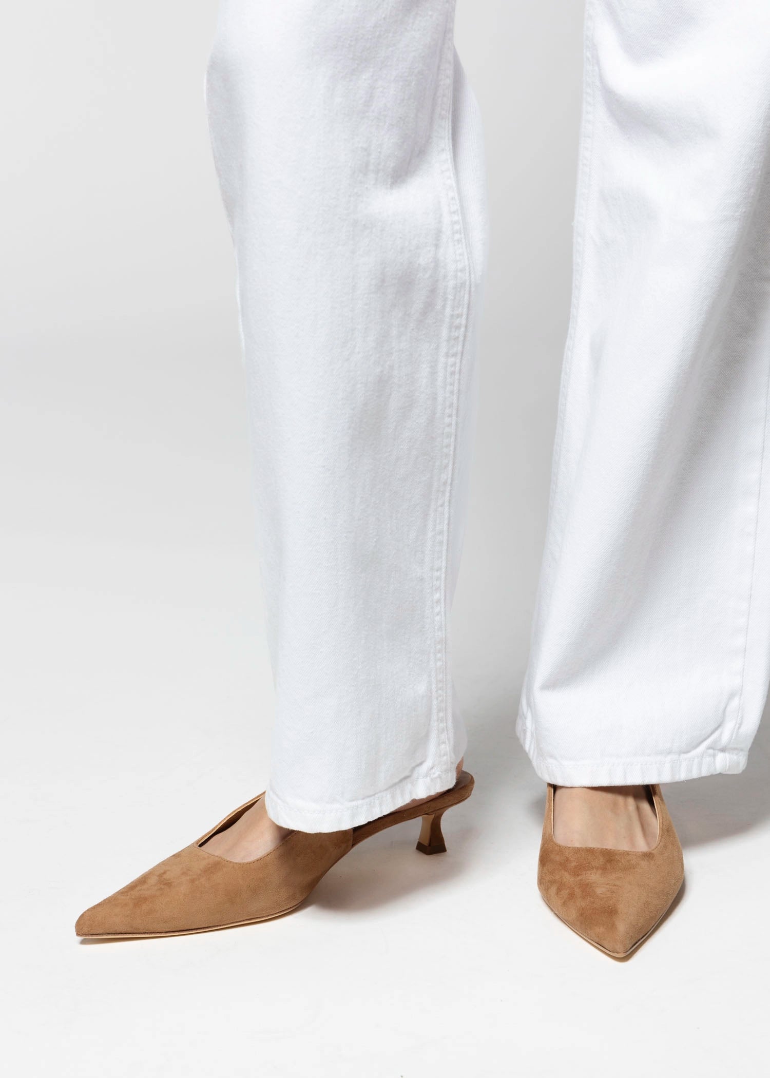 swatch_Taupe Suede tony bianco crush pump