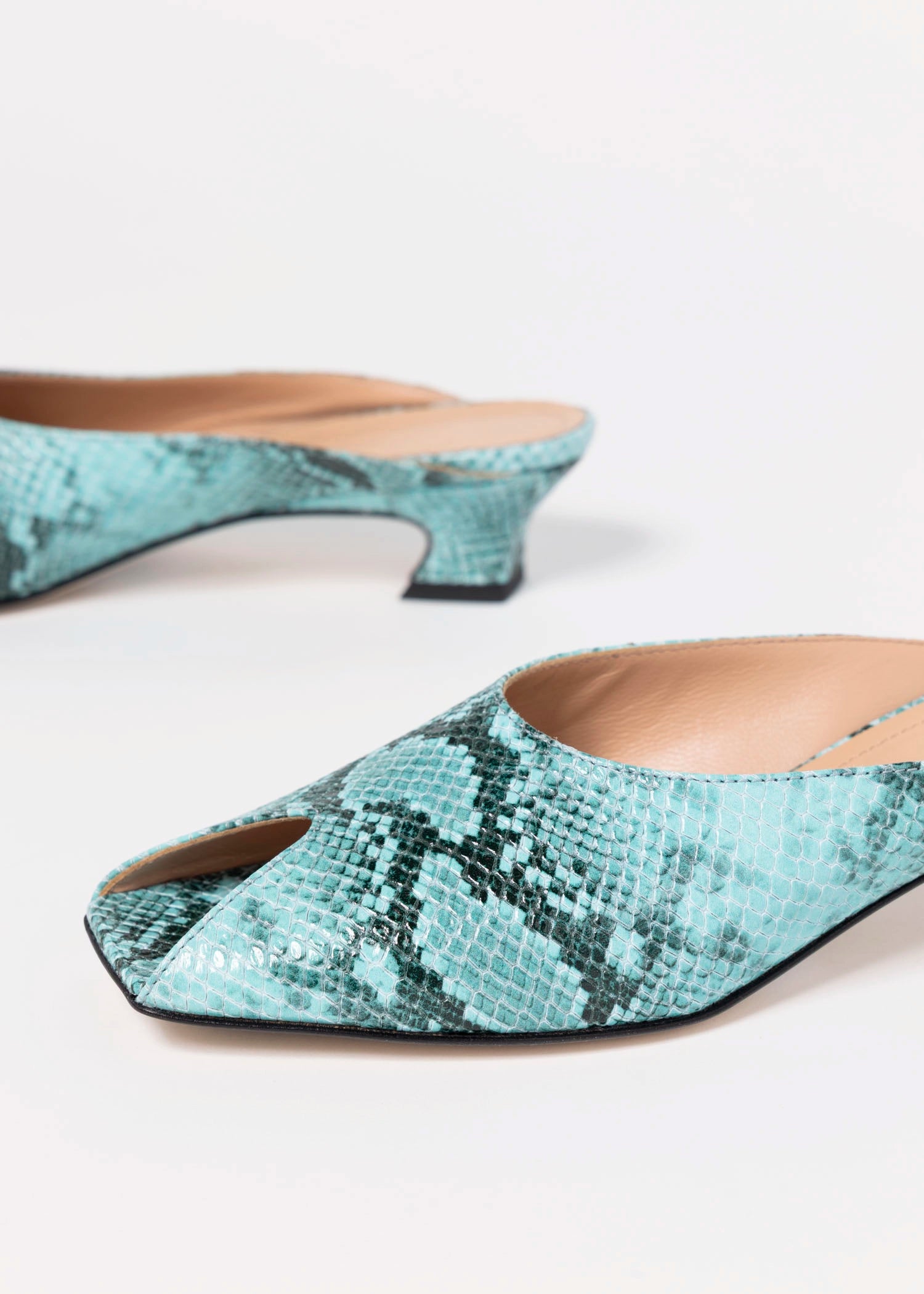 swatch_Turquoise Snake leather peep toe mule L'idea