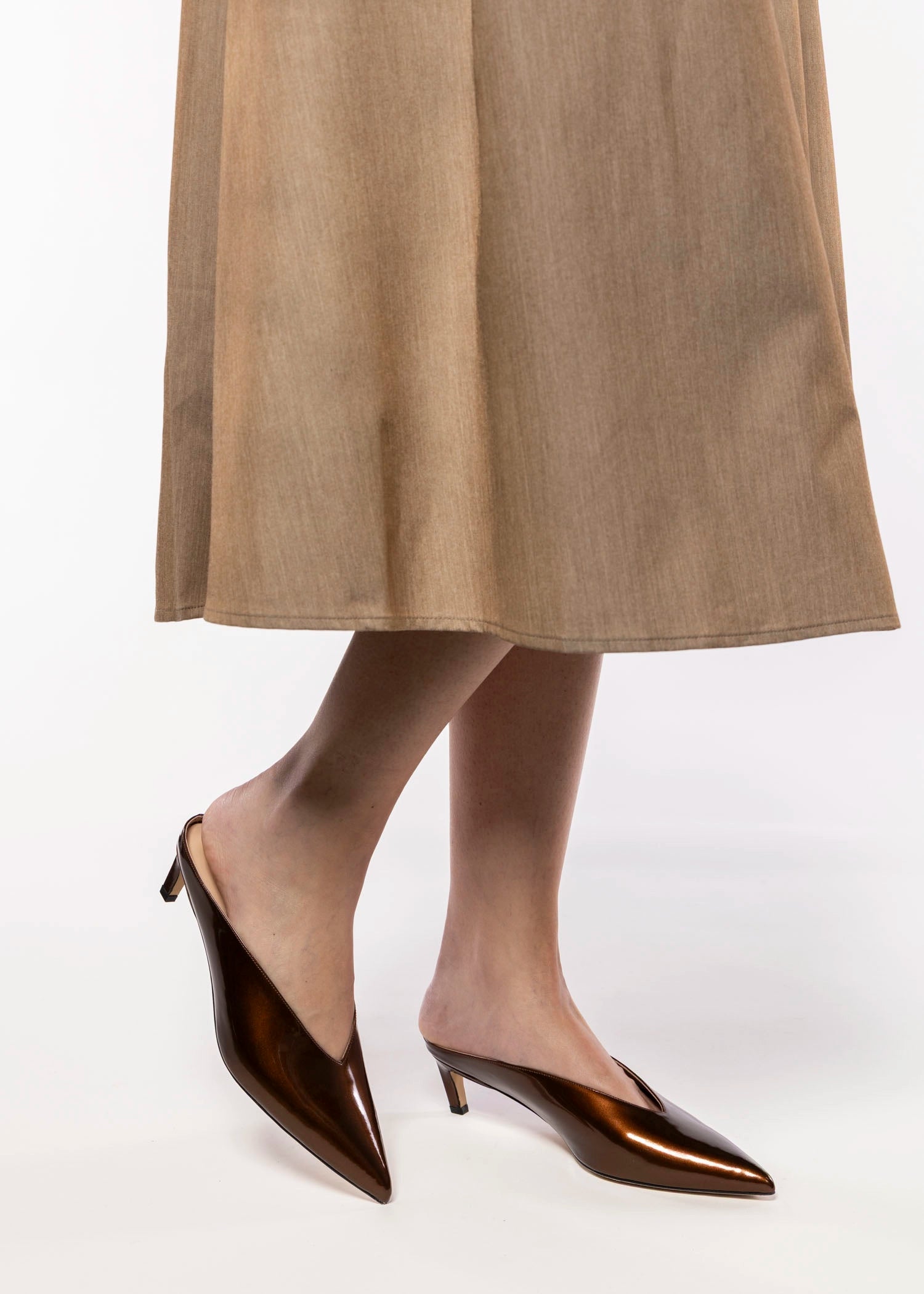swatch_Bronze Patent pointed toe mule