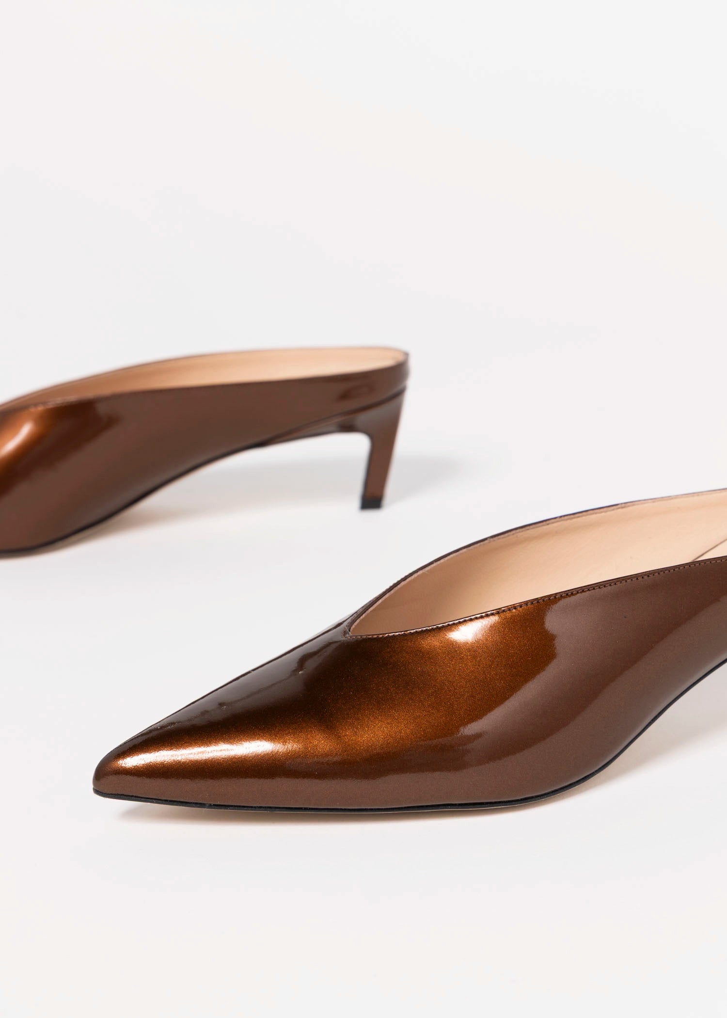 swatch_Bronze Patent pointed toe mule