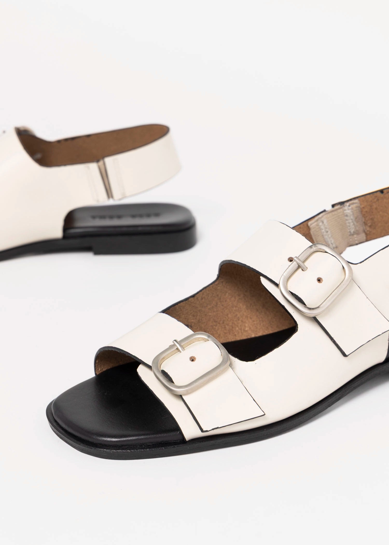 swatch_Off White Leather buckle flat sandal