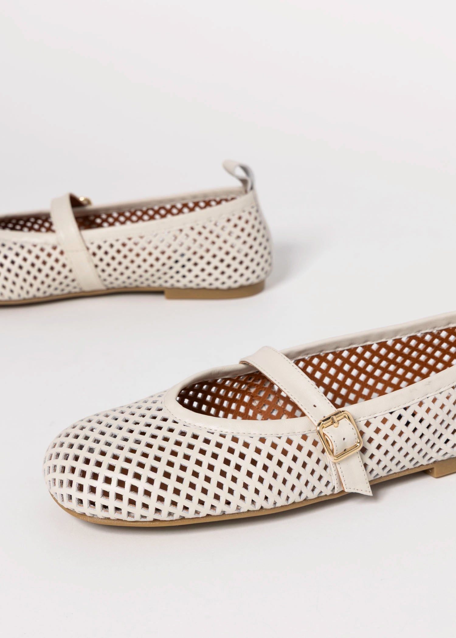 swatch_Bone Leather tiziana perforated flat angel alarcon