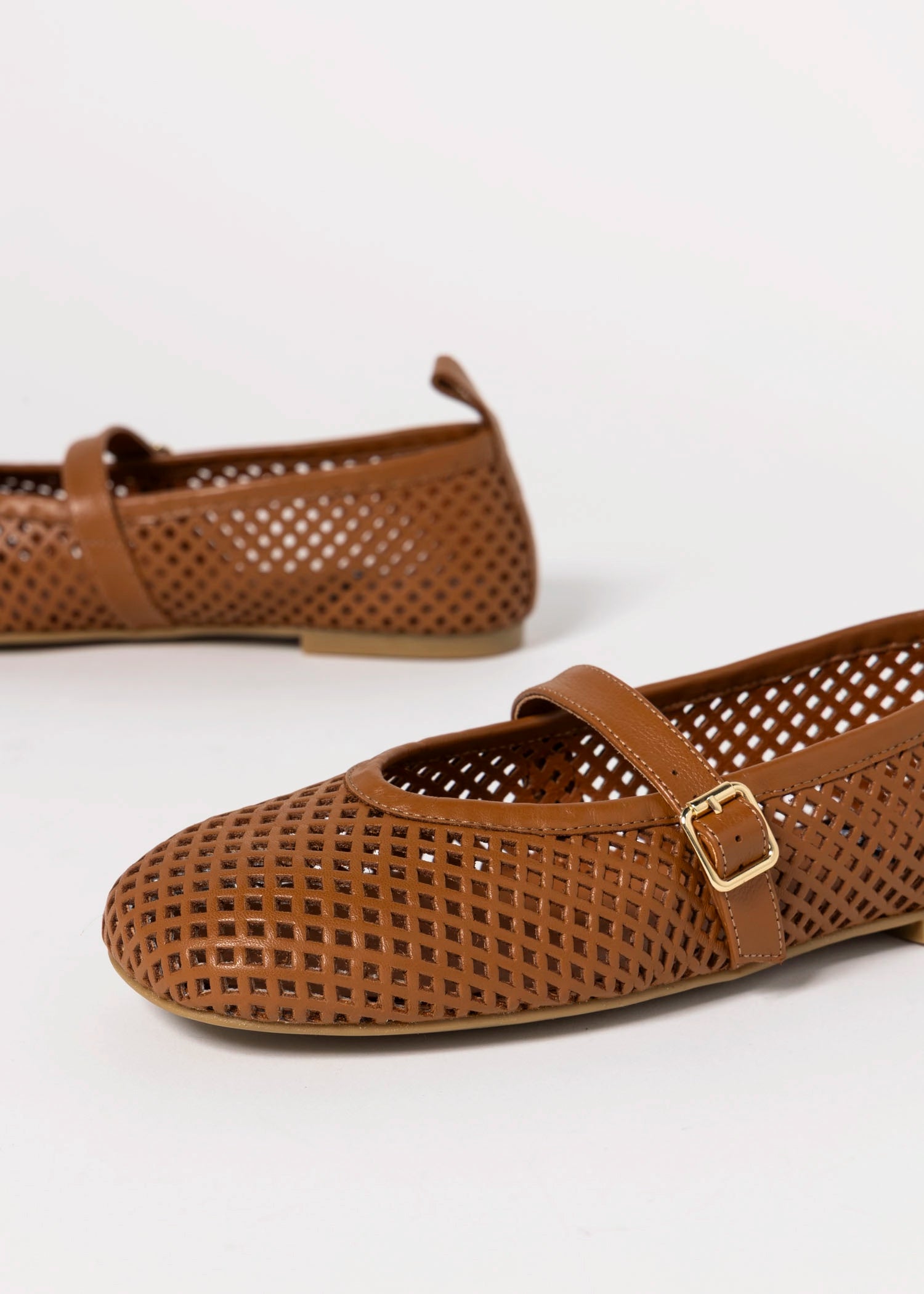 swatch_Cuoio Leather tiziana perforated flat angel alarcon