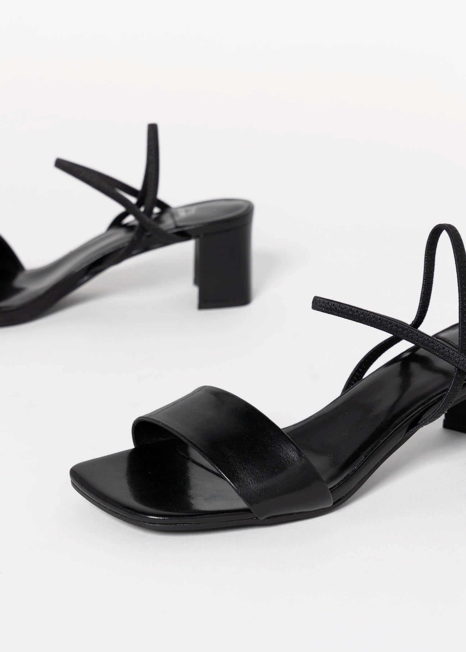 swatch_Black Leather jeffrey campbell adapt sandal