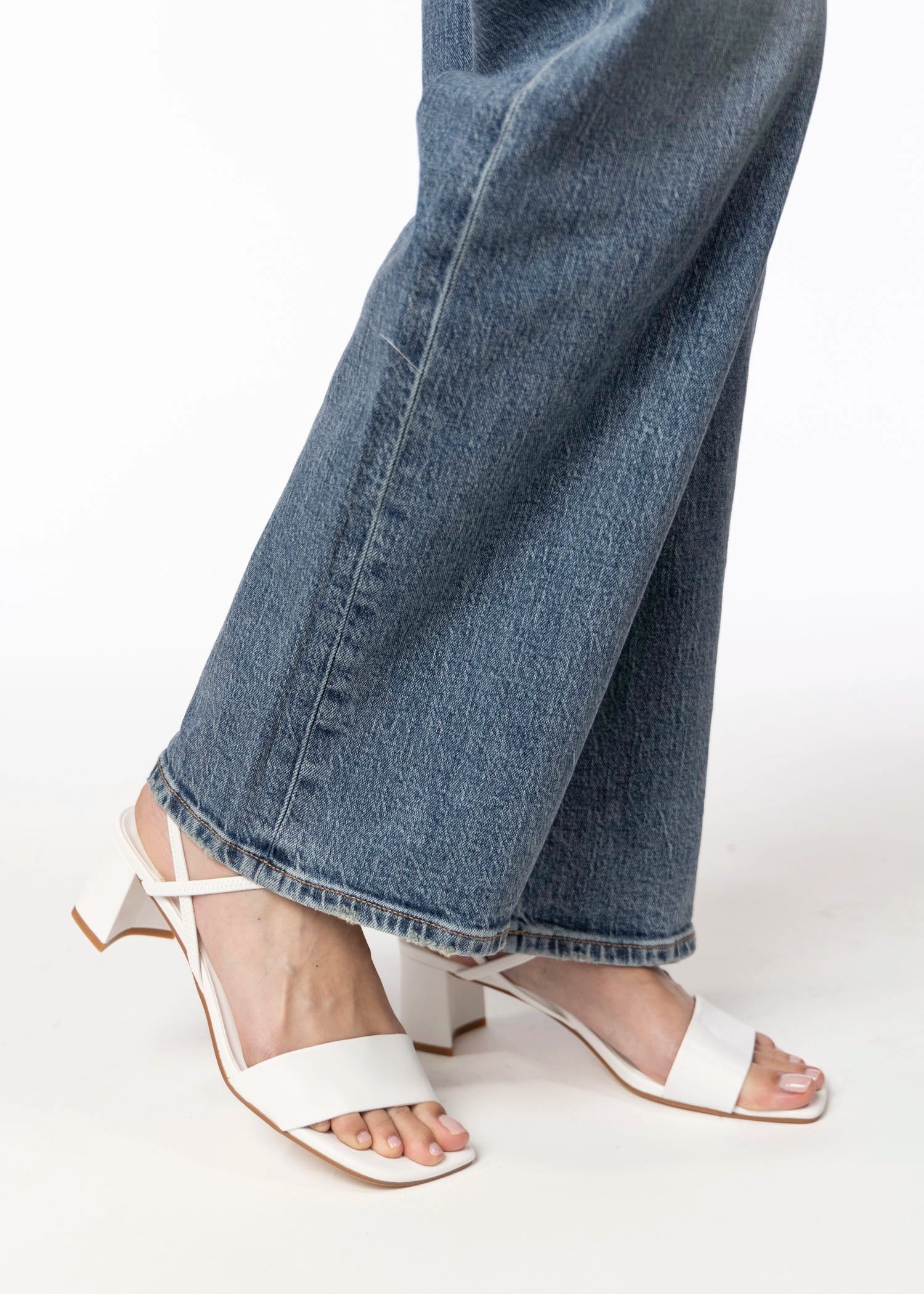 swatch_White Leather jeffrey campbell adapt sandal