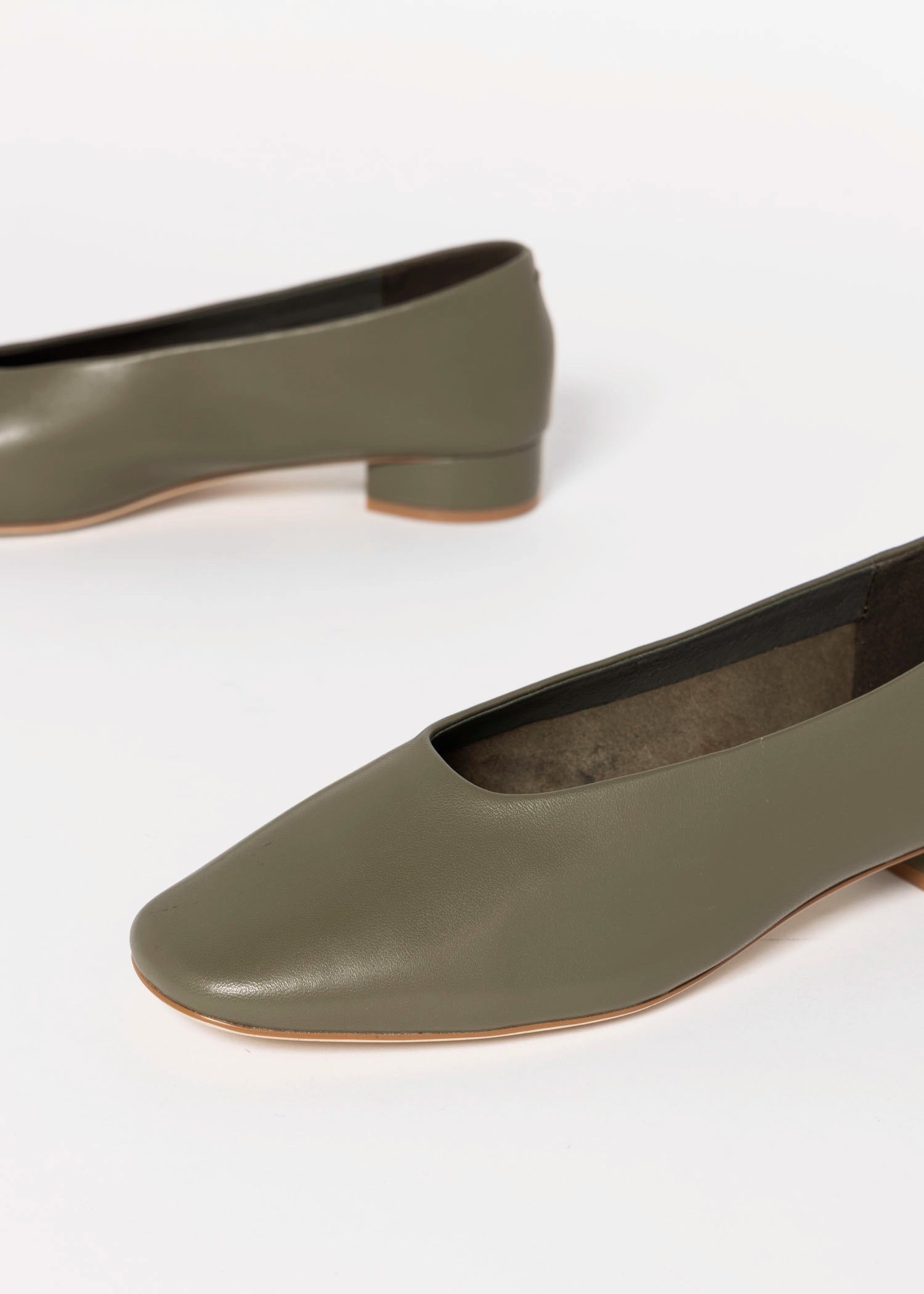 swatch_Olive Leather jeffrey campbell trustee leather pump