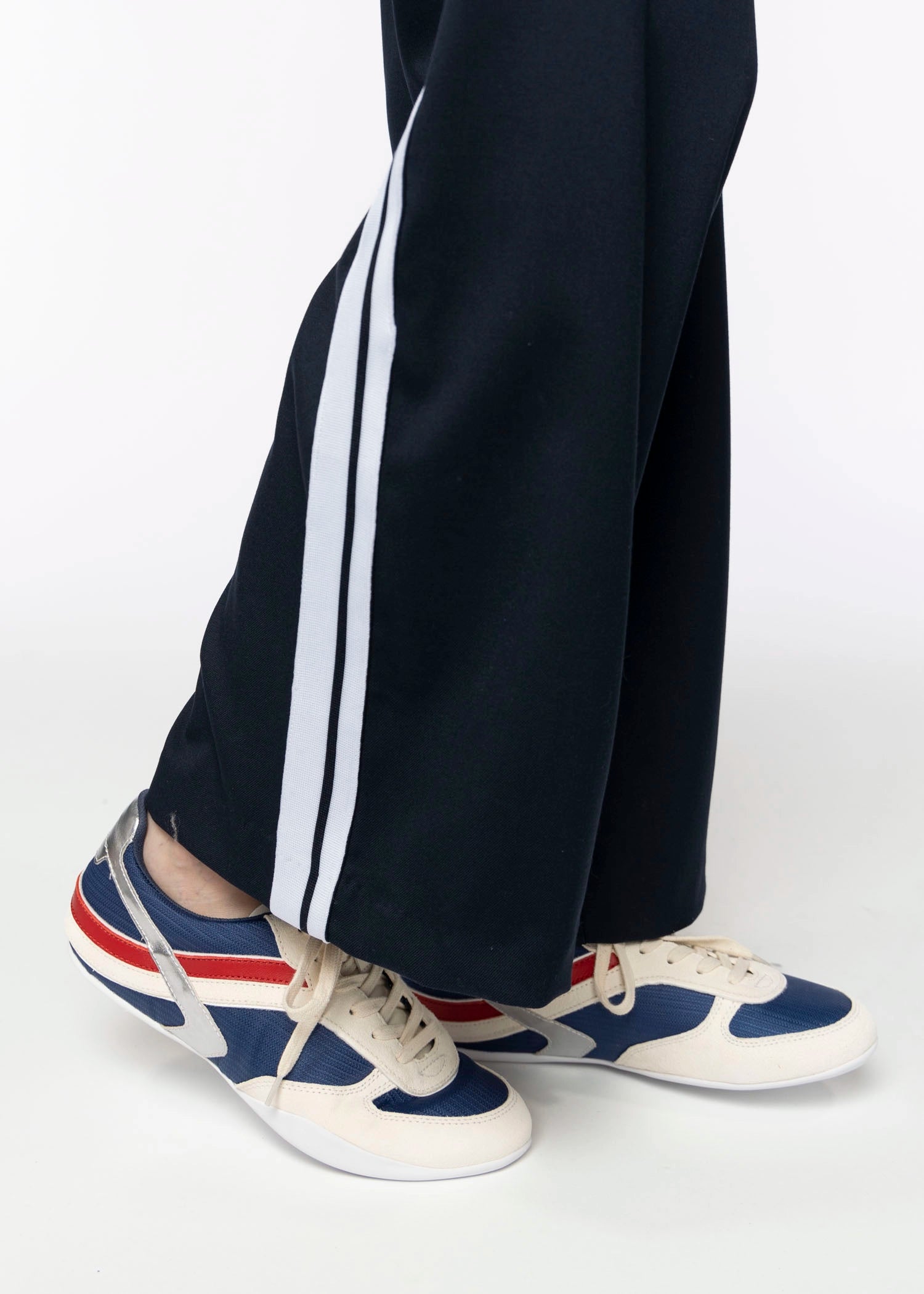 swatch_Navy Combo silent d girly sneaker