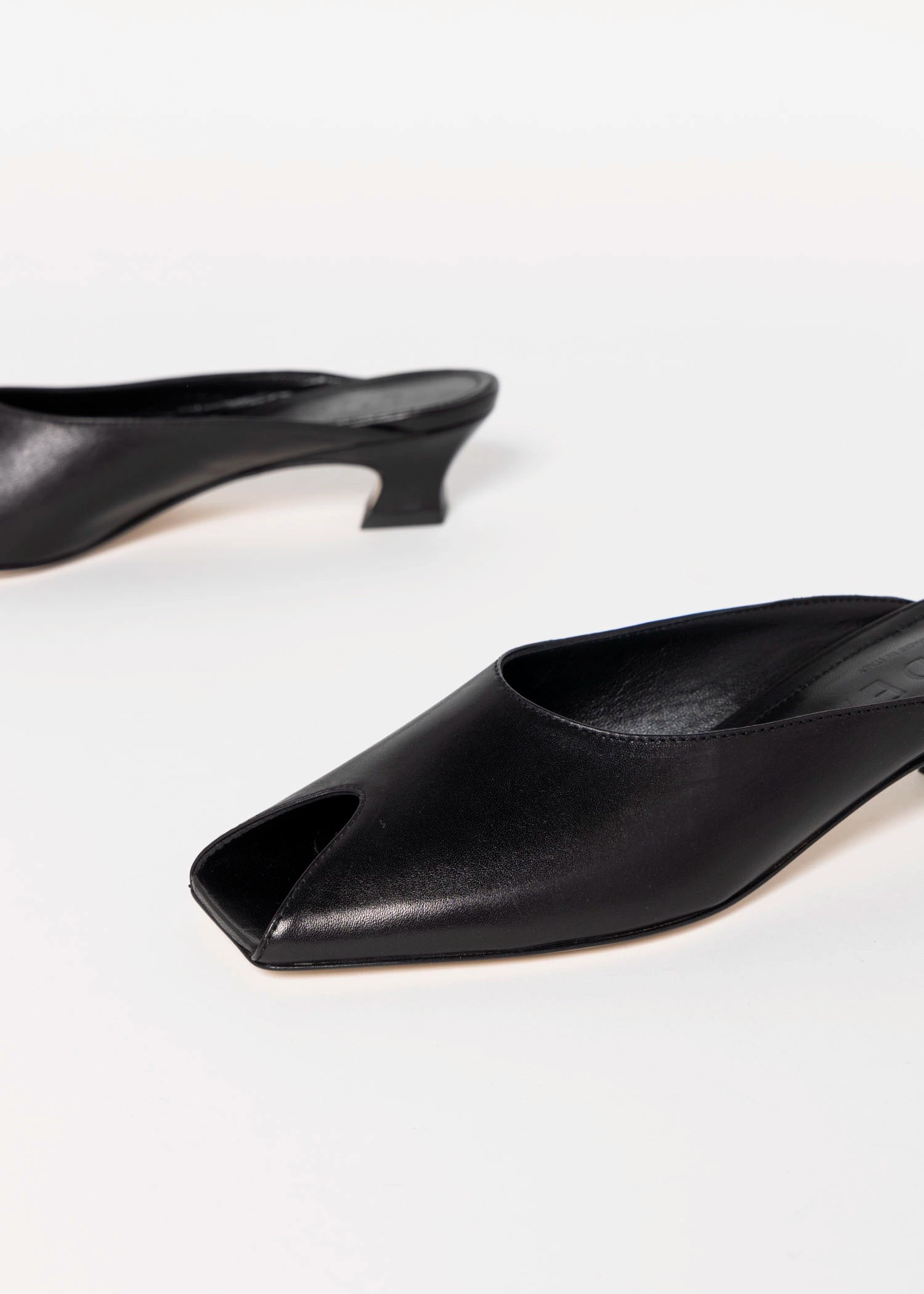 swatch_Black leather peep toe mule L'idea