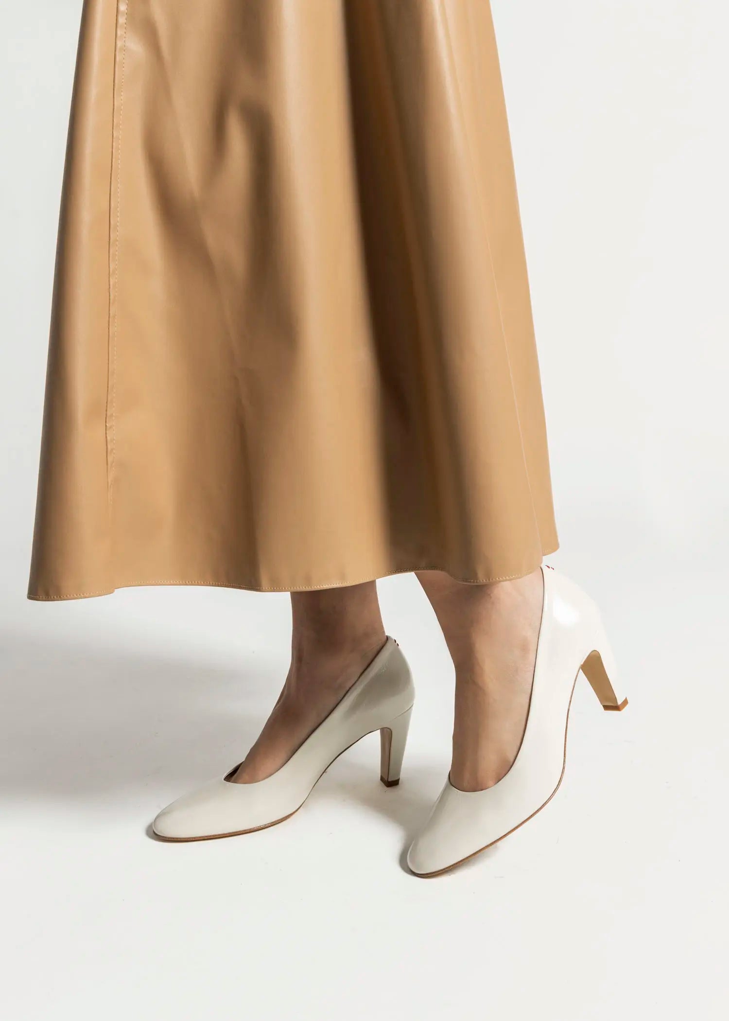 swatch_tofu patent dora round toe pump heels