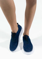 swatch_Indigo ilse jacobsen tulip embroidery sneaker
