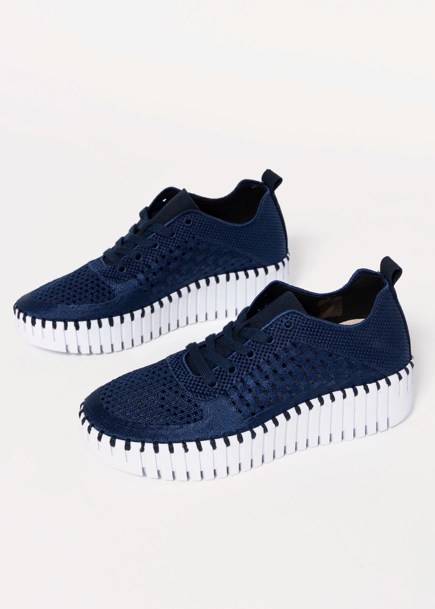 swatch_Indigo ilse jacobsen tulip embroidery sneaker