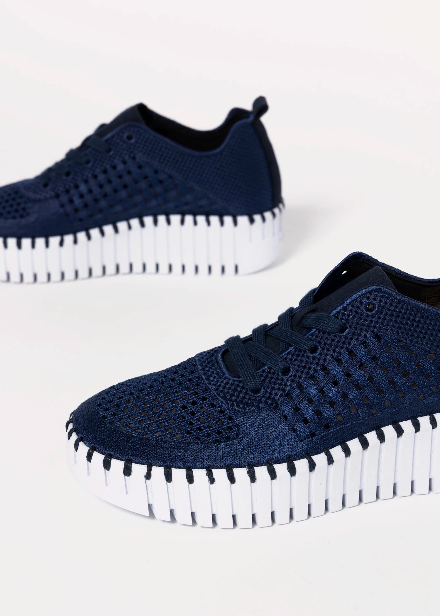 swatch_Indigo ilse jacobsen tulip embroidery sneaker