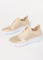 swatch_Kit ilse jacobsen tulip embroidery sneaker
