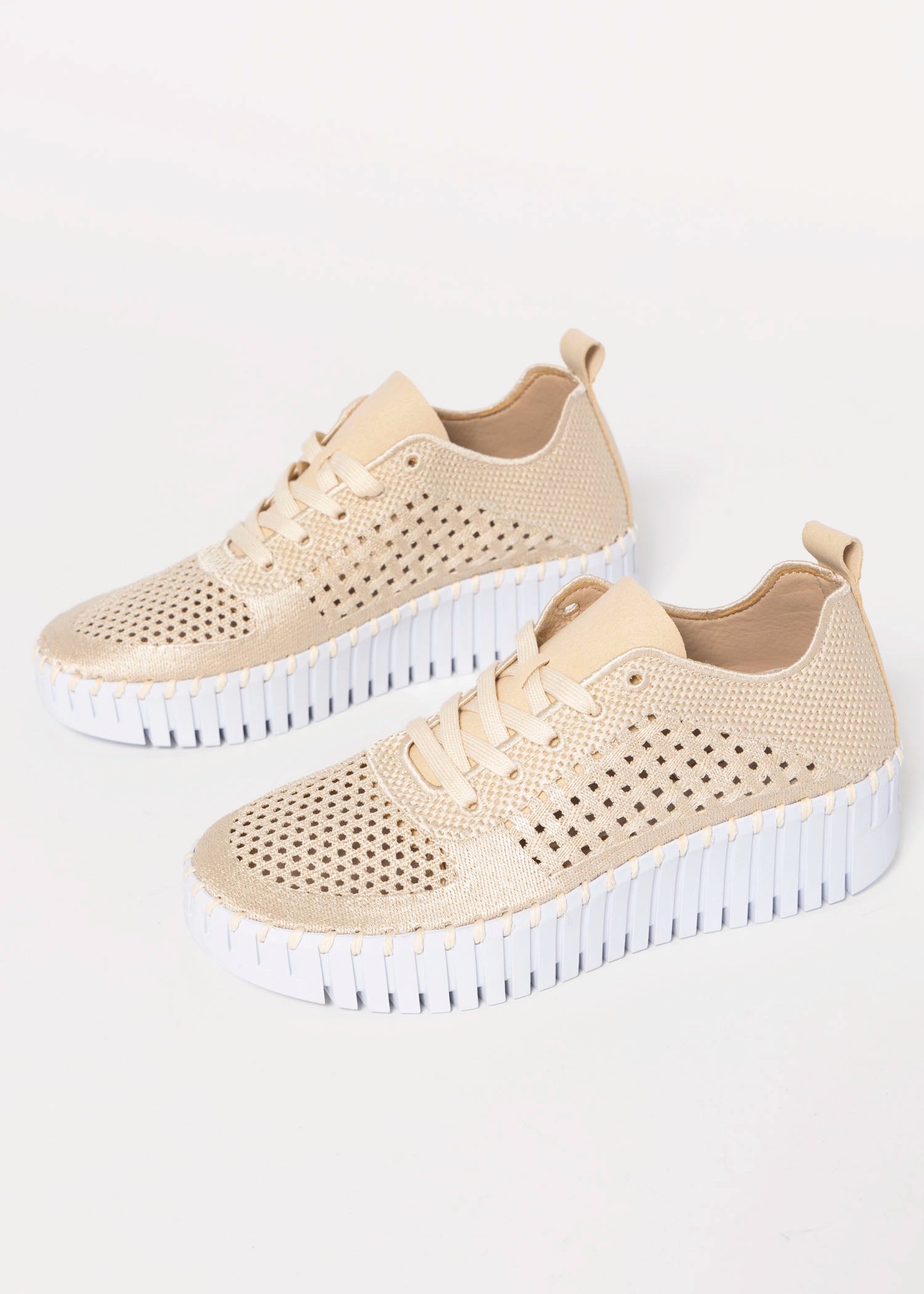 swatch_Kit ilse jacobsen tulip embroidery sneaker