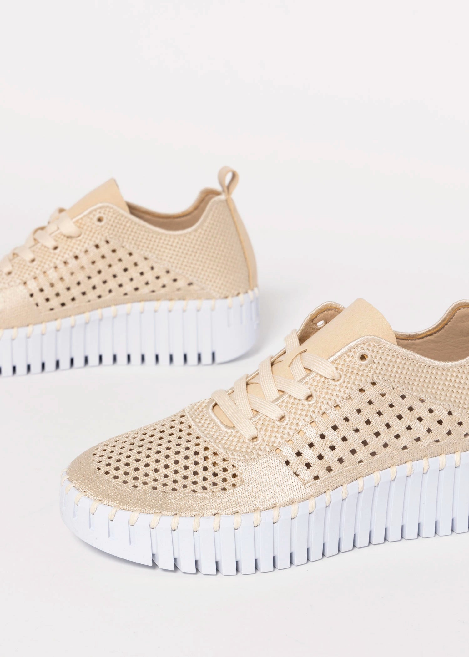 swatch_Kit ilse jacobsen tulip embroidery sneaker