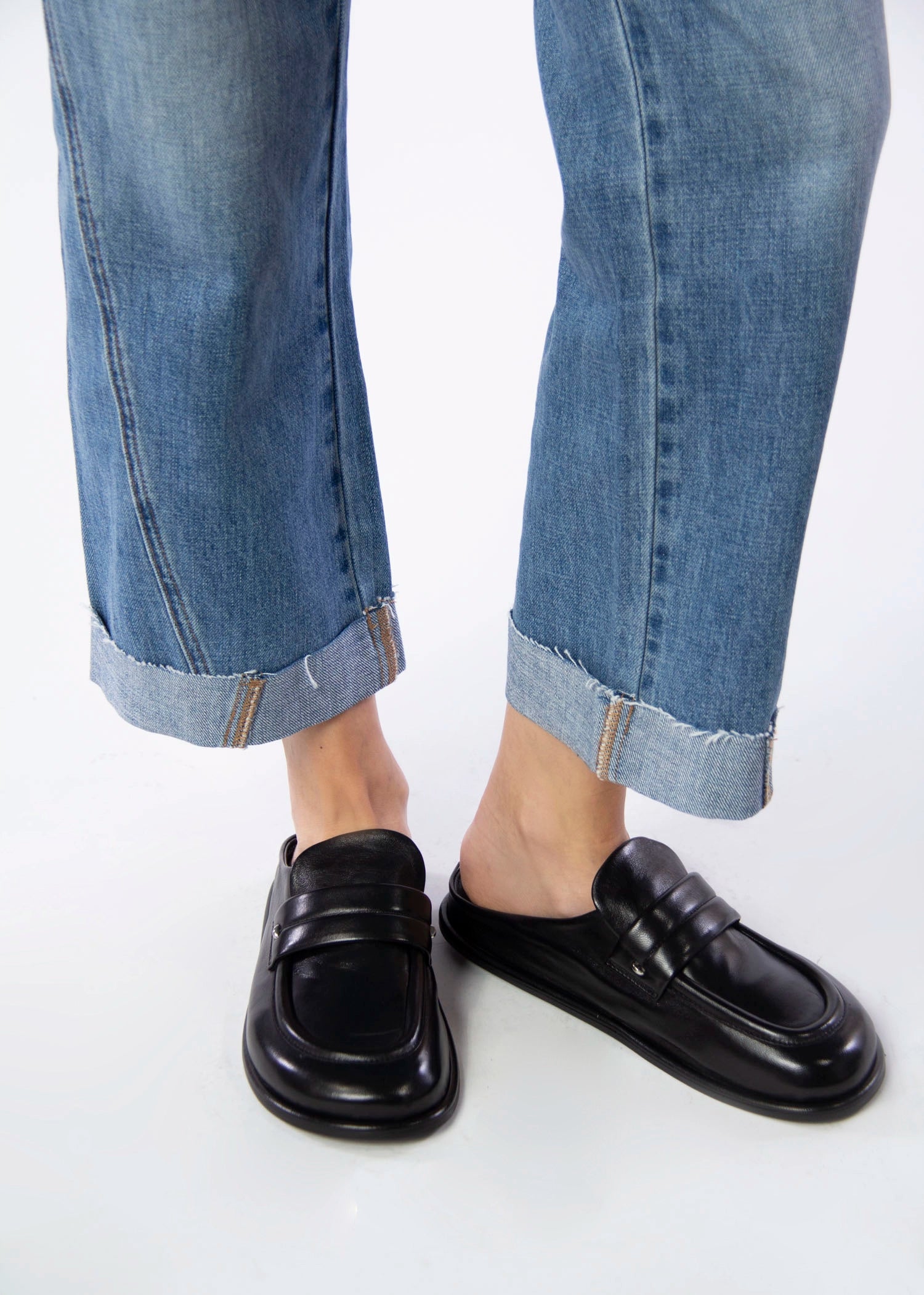 swatch_Black Leather halmanera ivet mule clog