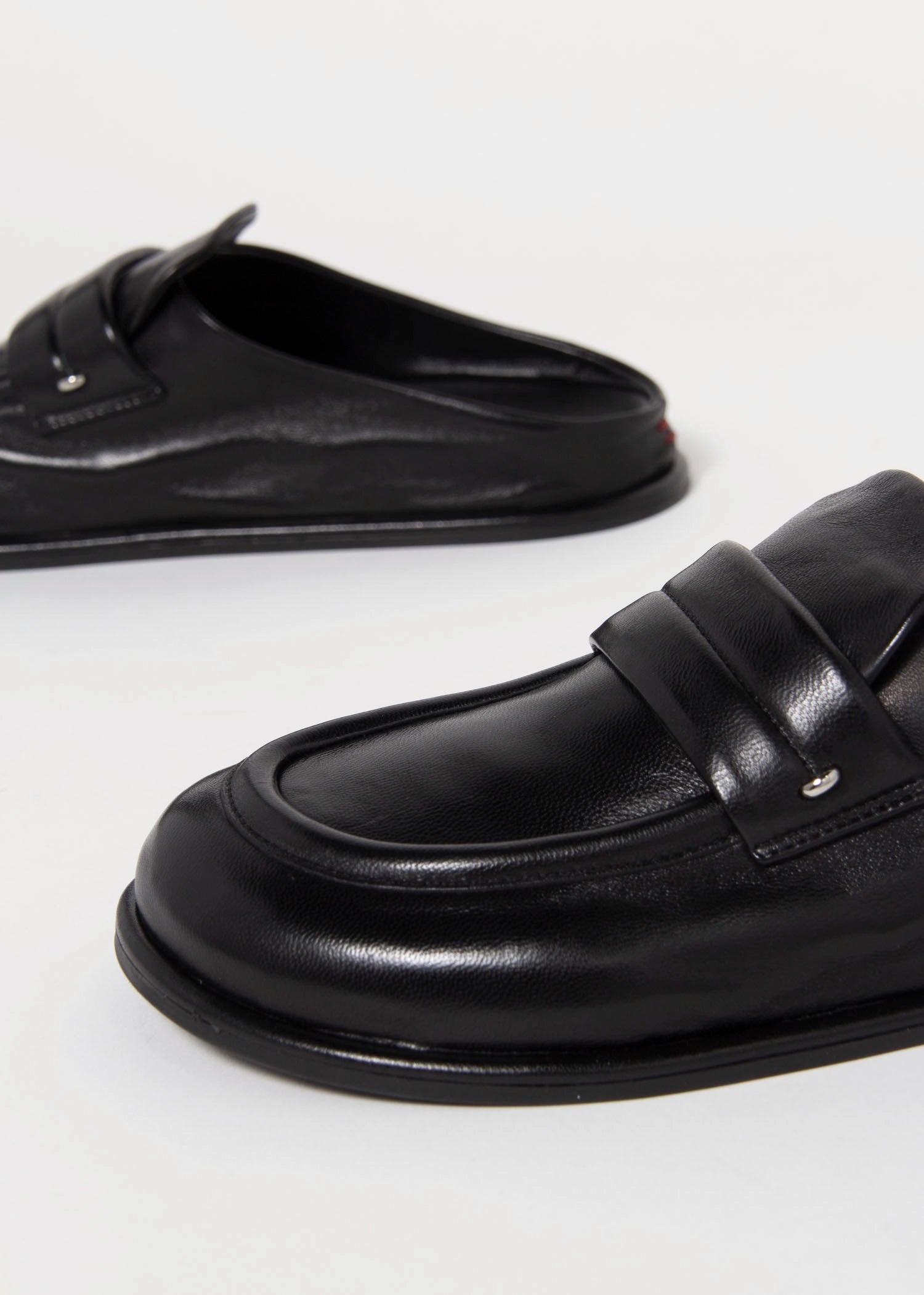 swatch_Black Leather halmanera ivet mule clog