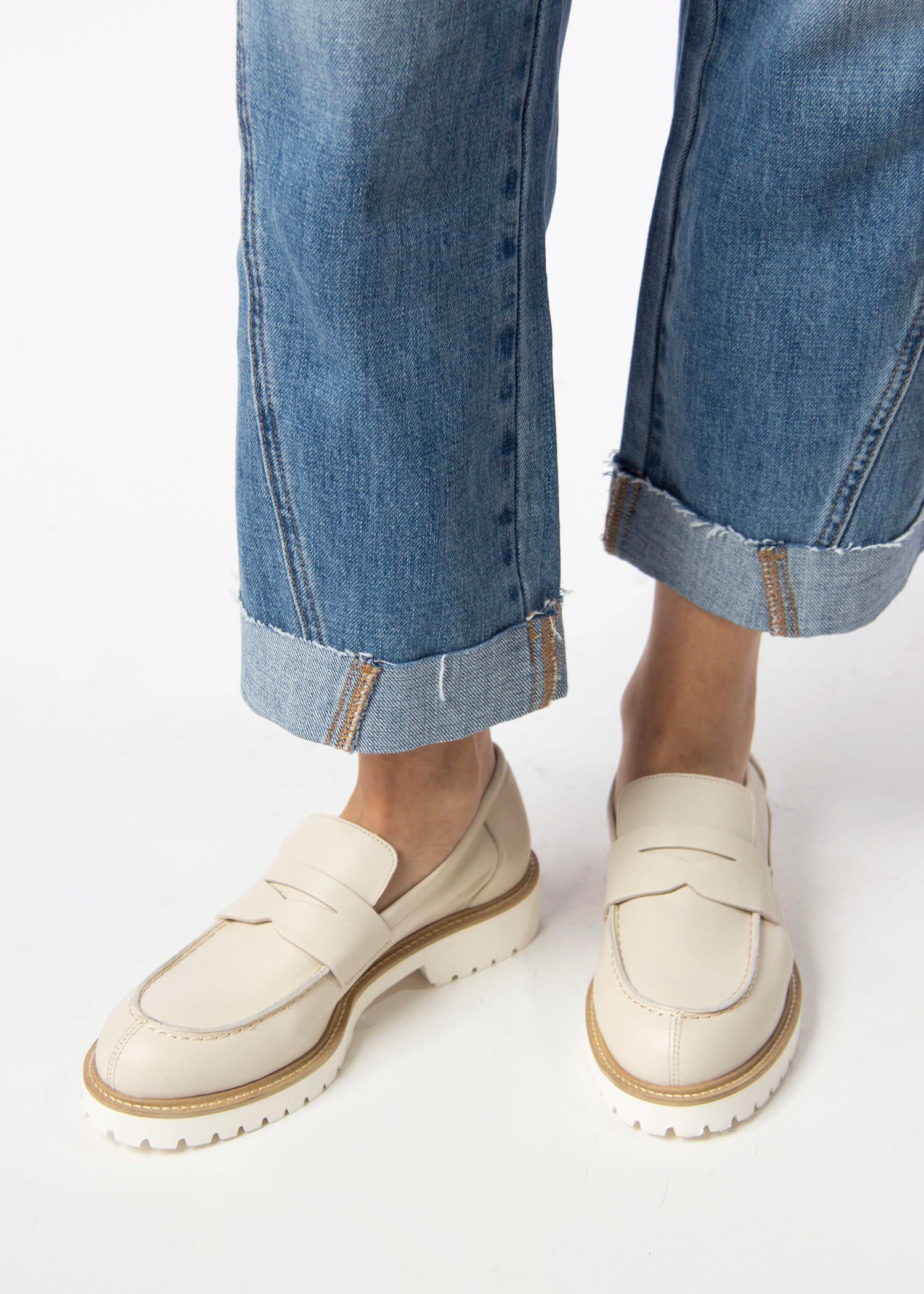 swatch_Ecru Leather l'idea classic penny loafer