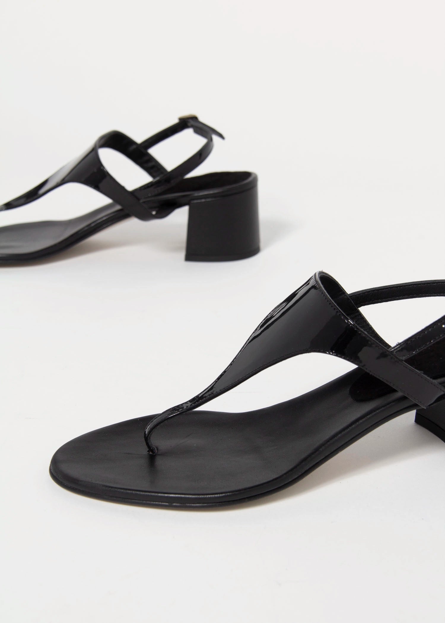 swatch_Black Patent l'idea doris thong sandal