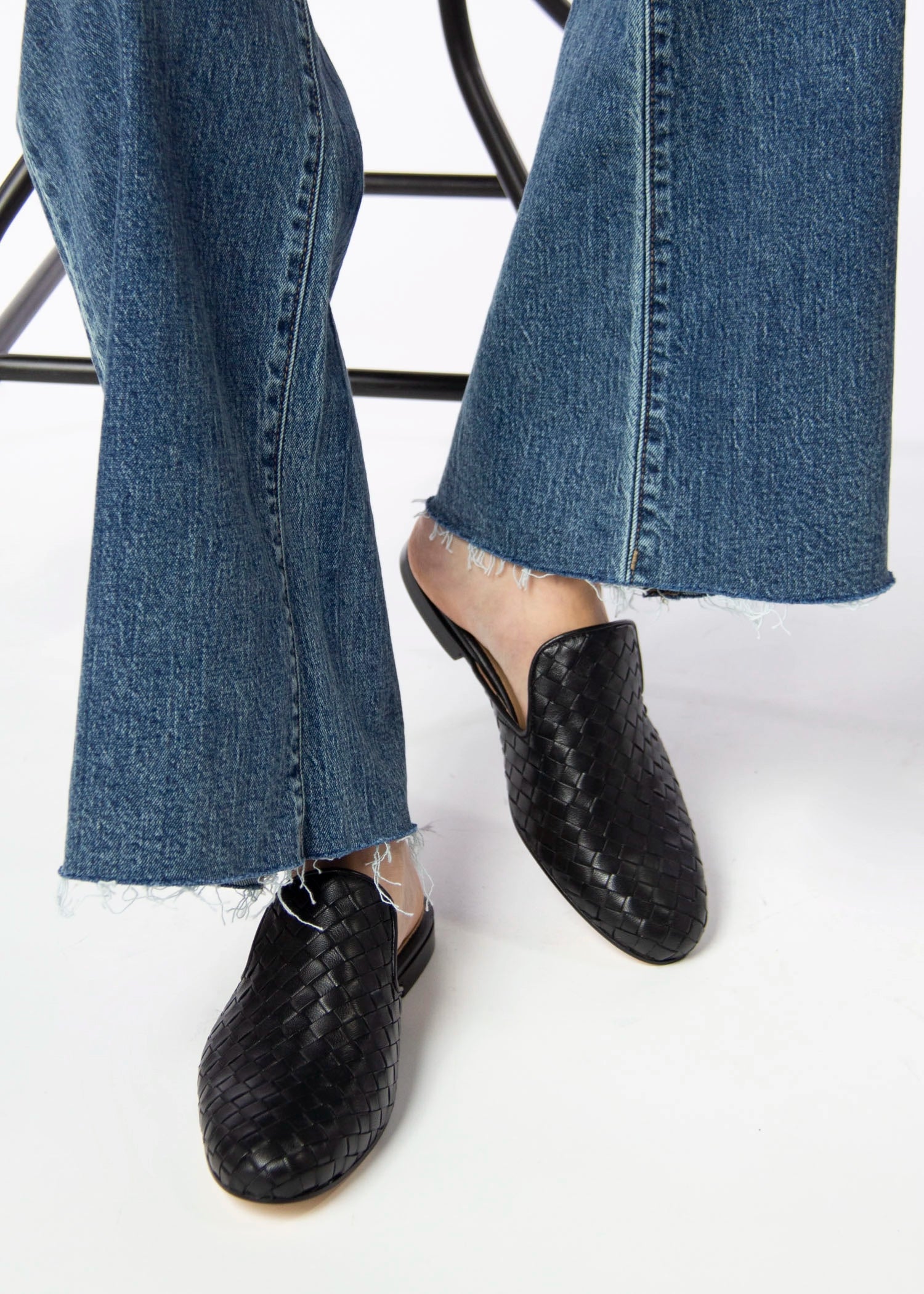 swatch_Black Leather l'idea woven mule