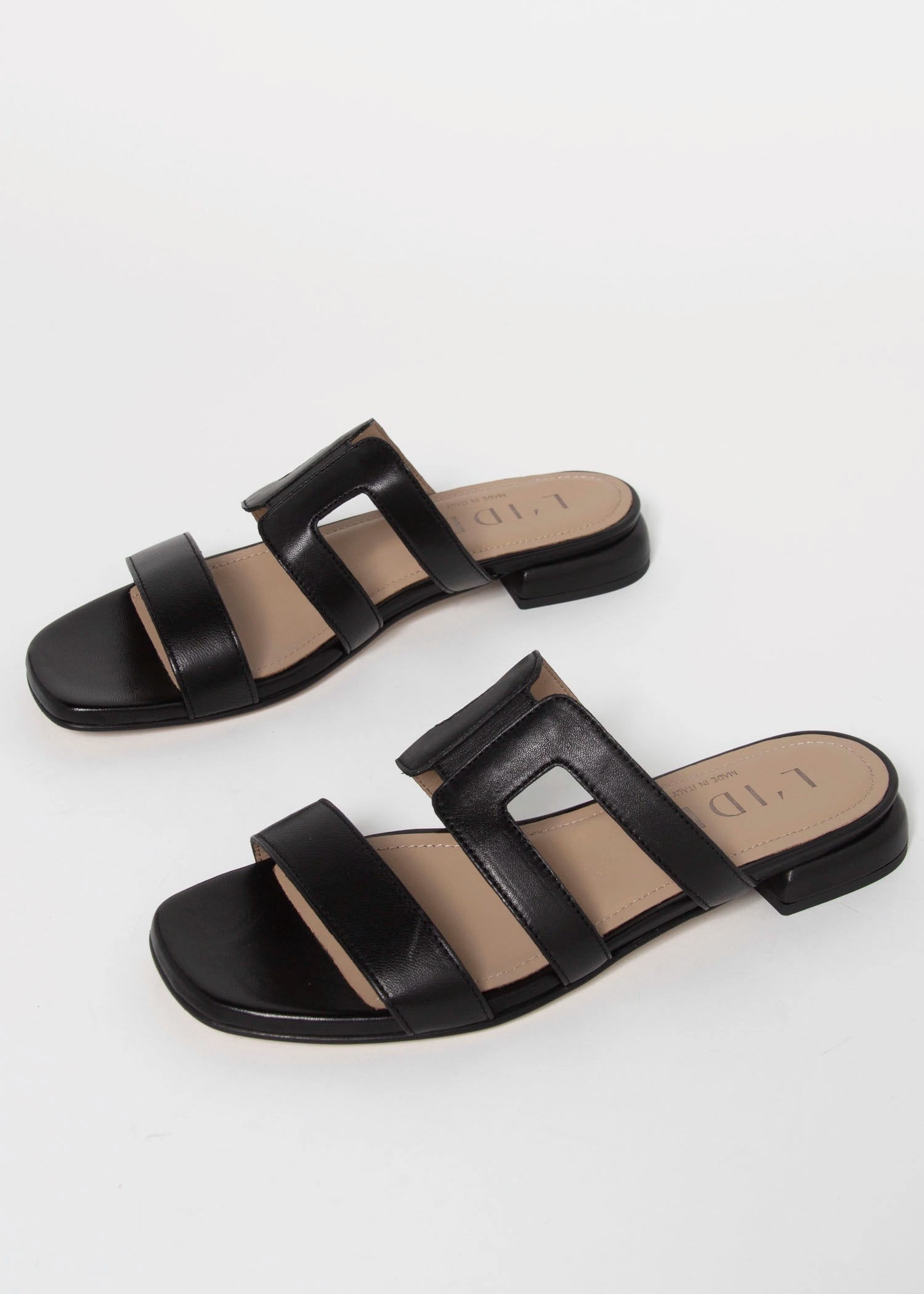 swatch_Black Leather l'idea flat leather sandal
