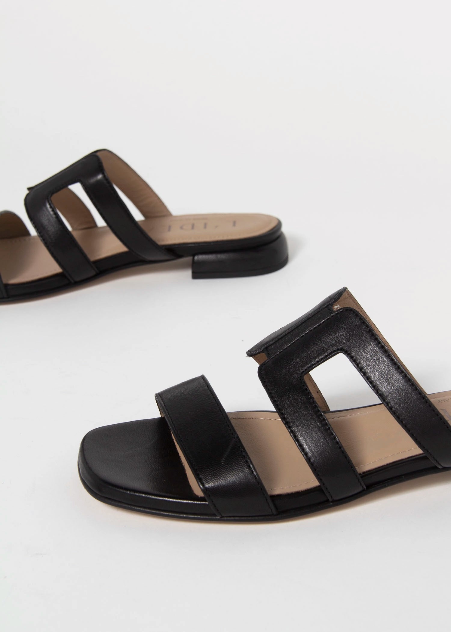 swatch_Black Leather l'idea flat leather sandal