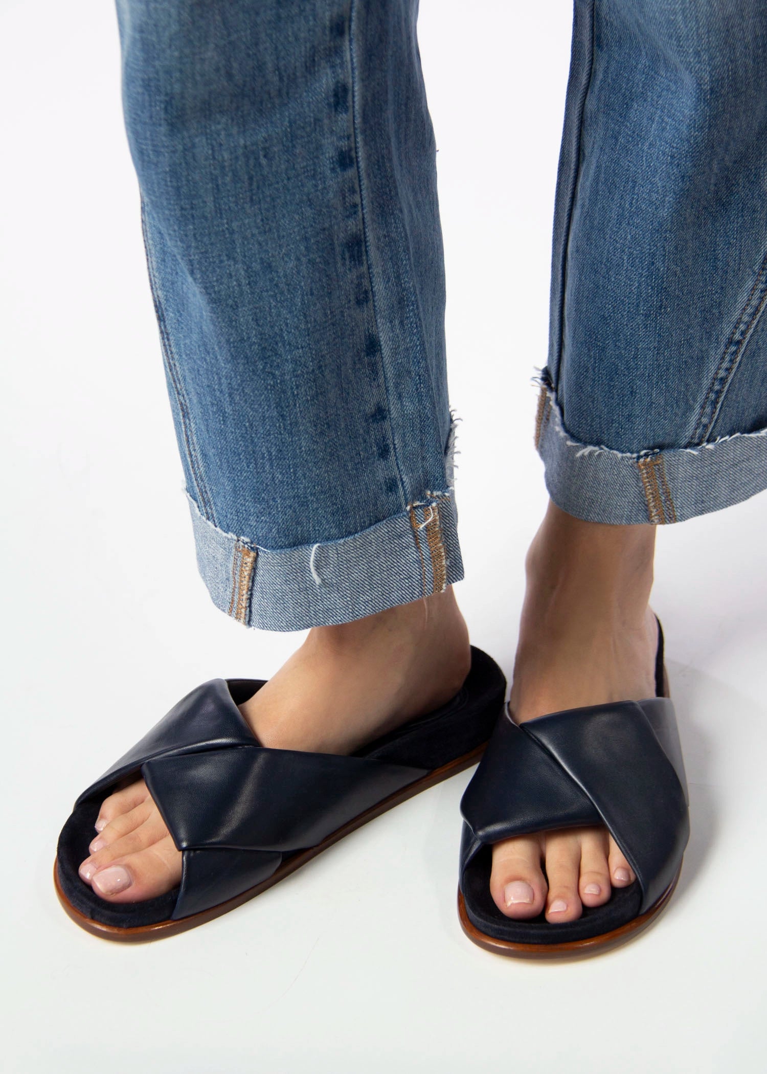 swatch_Navy Leather l'idea slide sandal