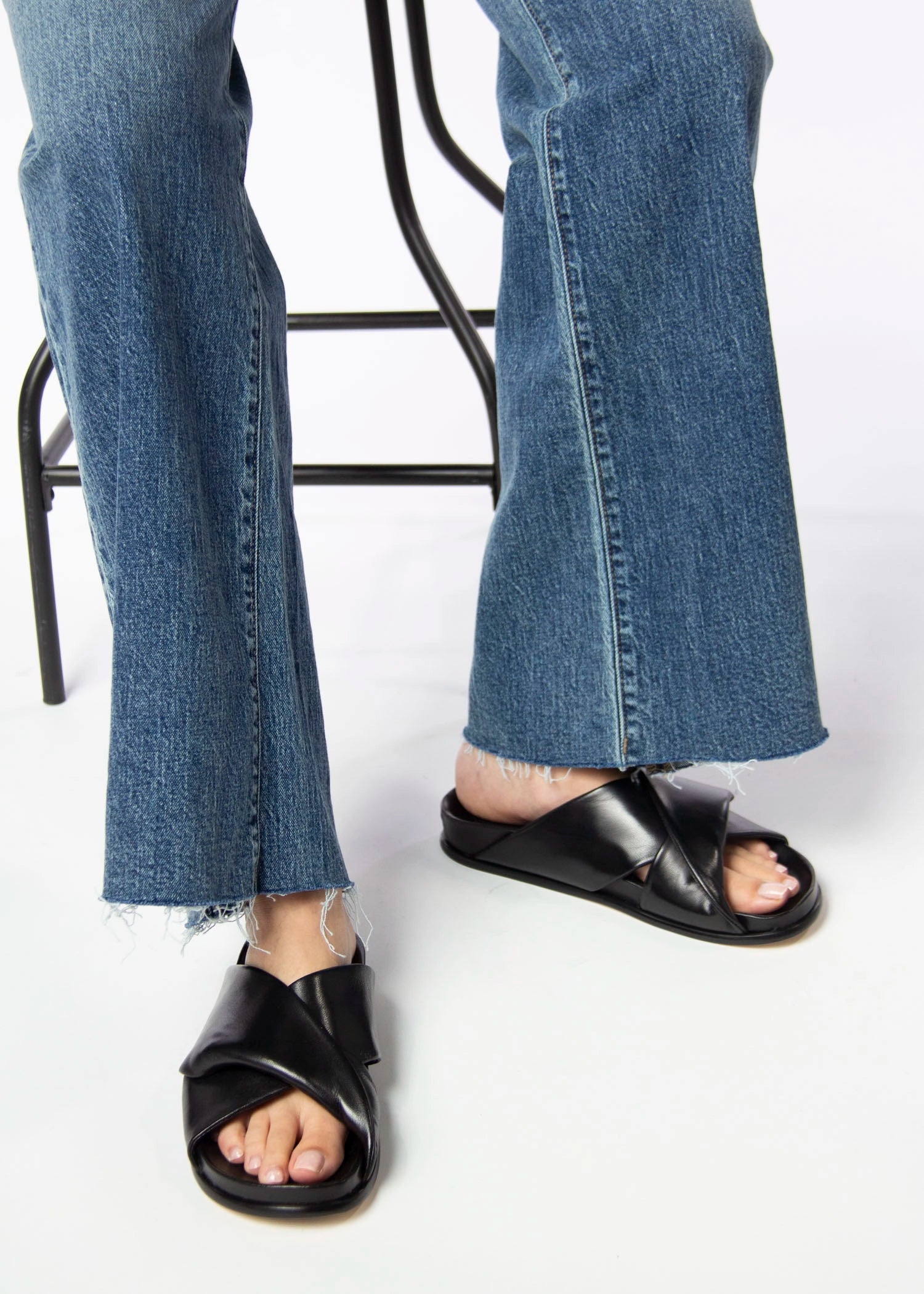 swatch_Black Leather l'idea twist leather sandal