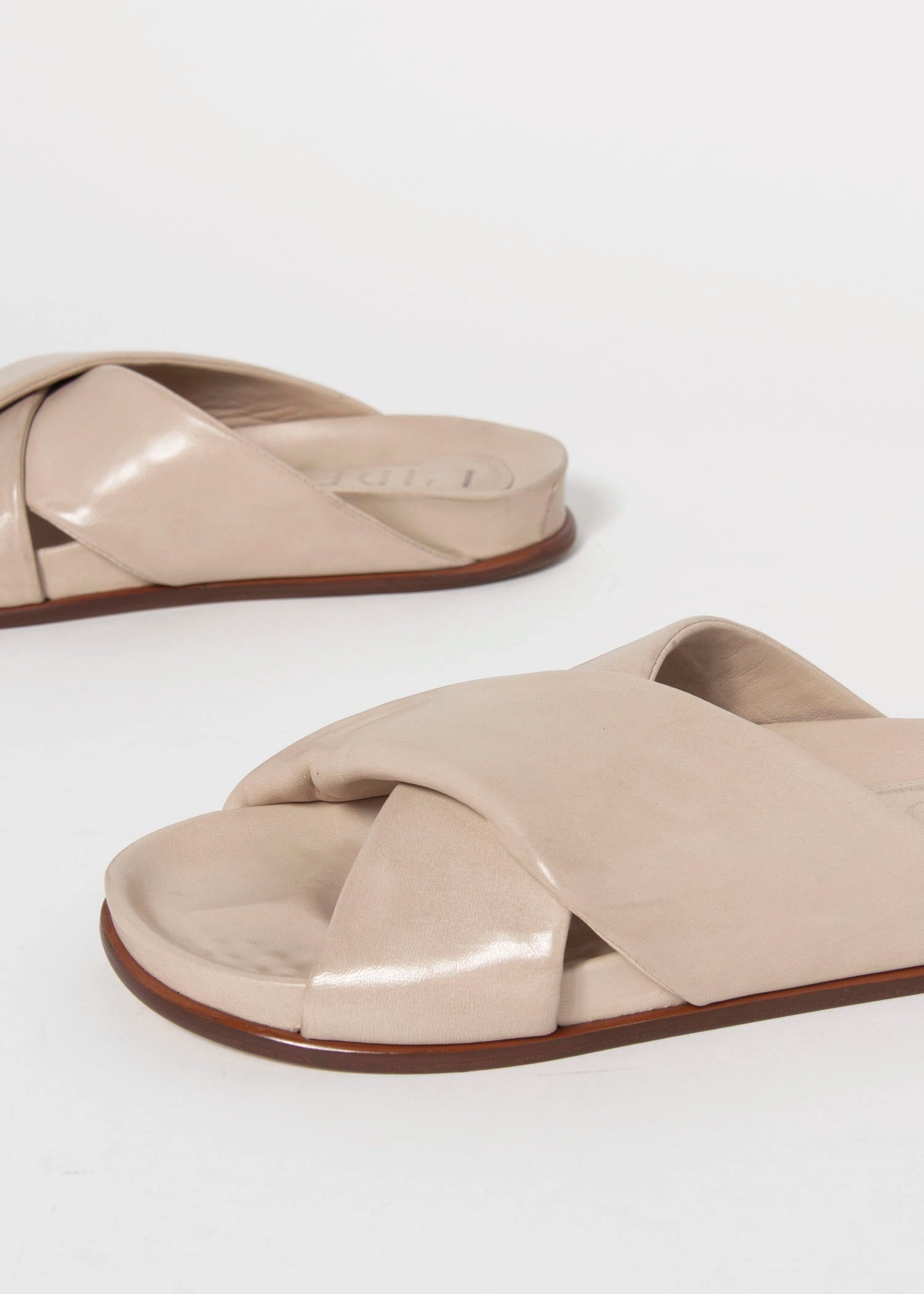 swatch_Beige Leather l'idea twist leather sandal