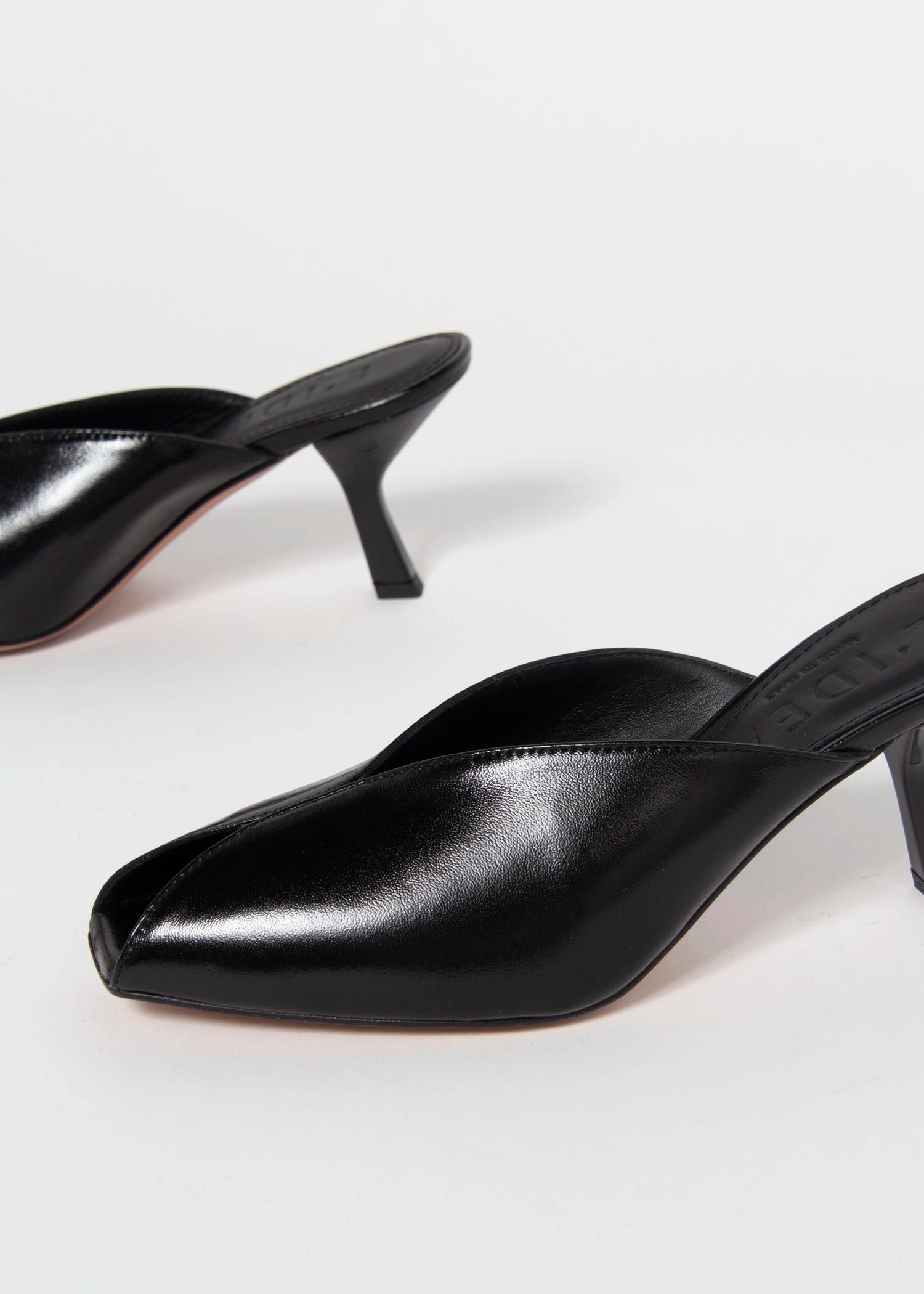 swatch_Black Leather l'idea peep toe sandal