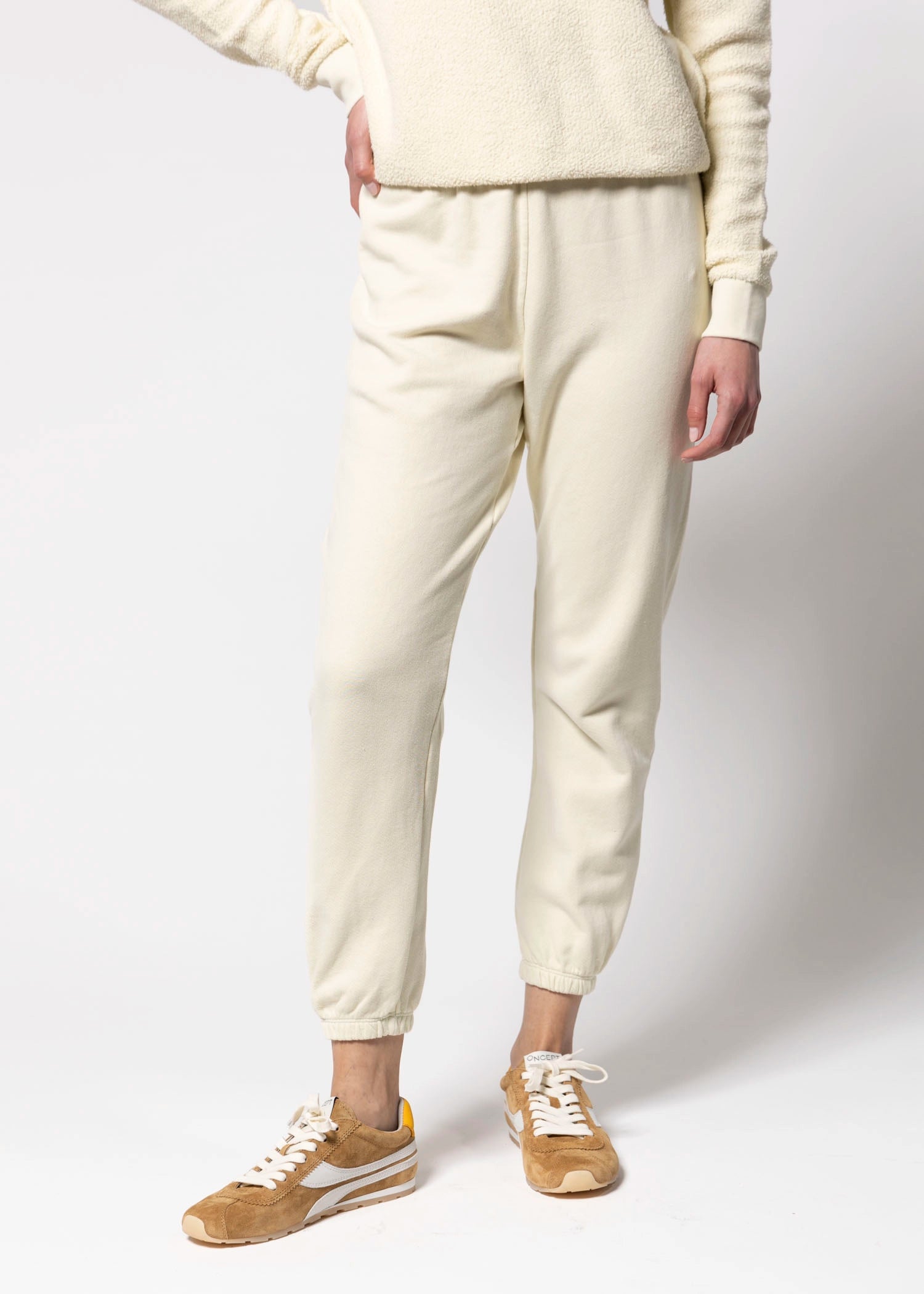 swatch_Custard perfect white tee johnny sweatpants