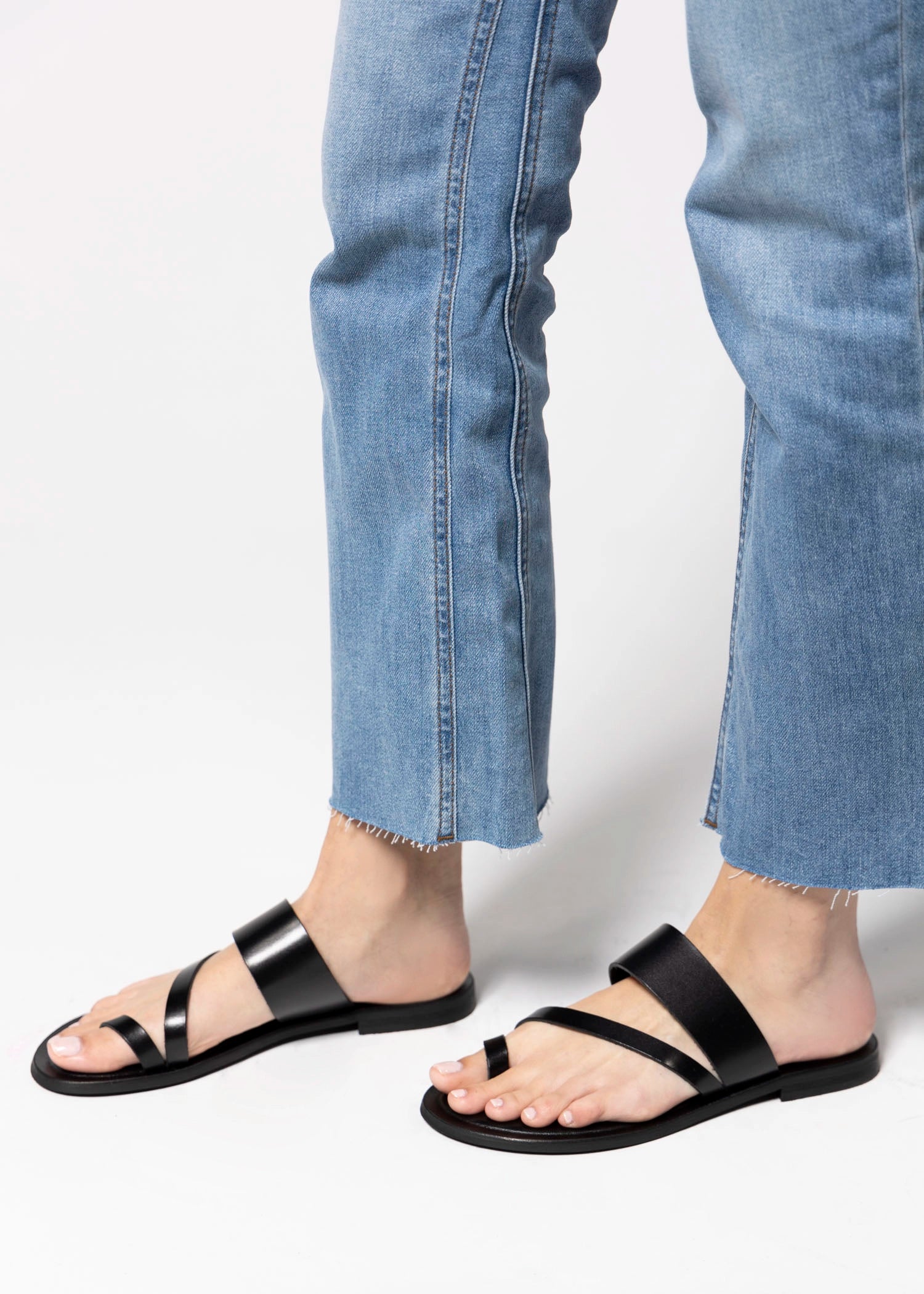 swatch_Black Leather l'idea leather toe ring sandal