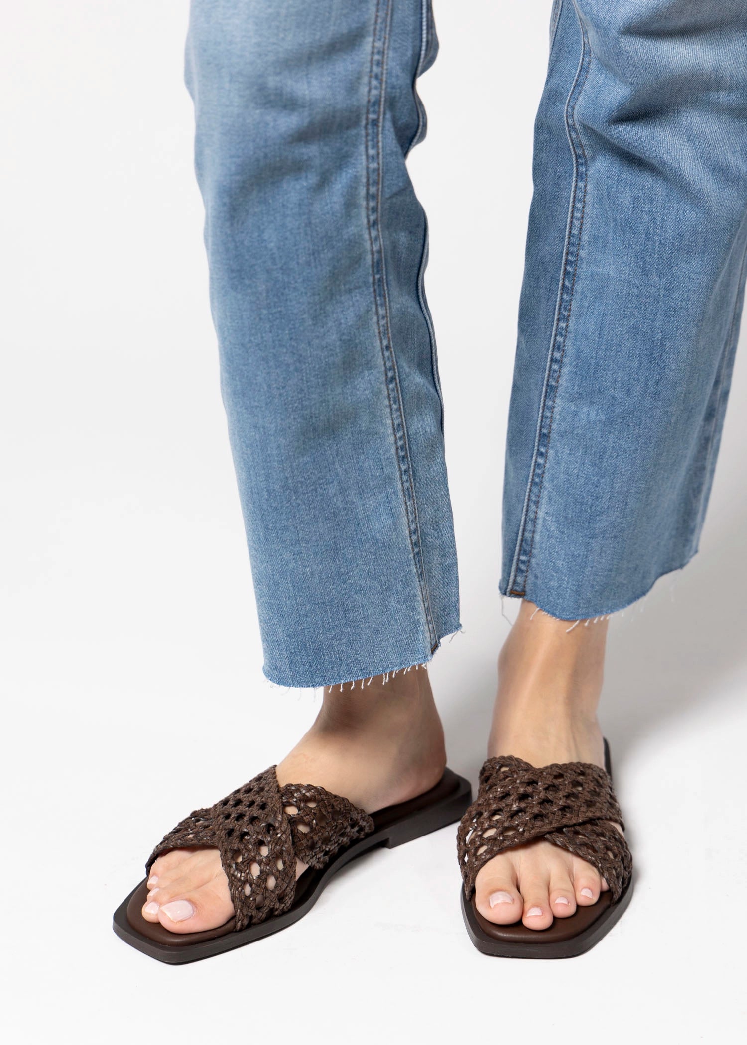 swatch_Chocolate Leather kmb woven leather sandal