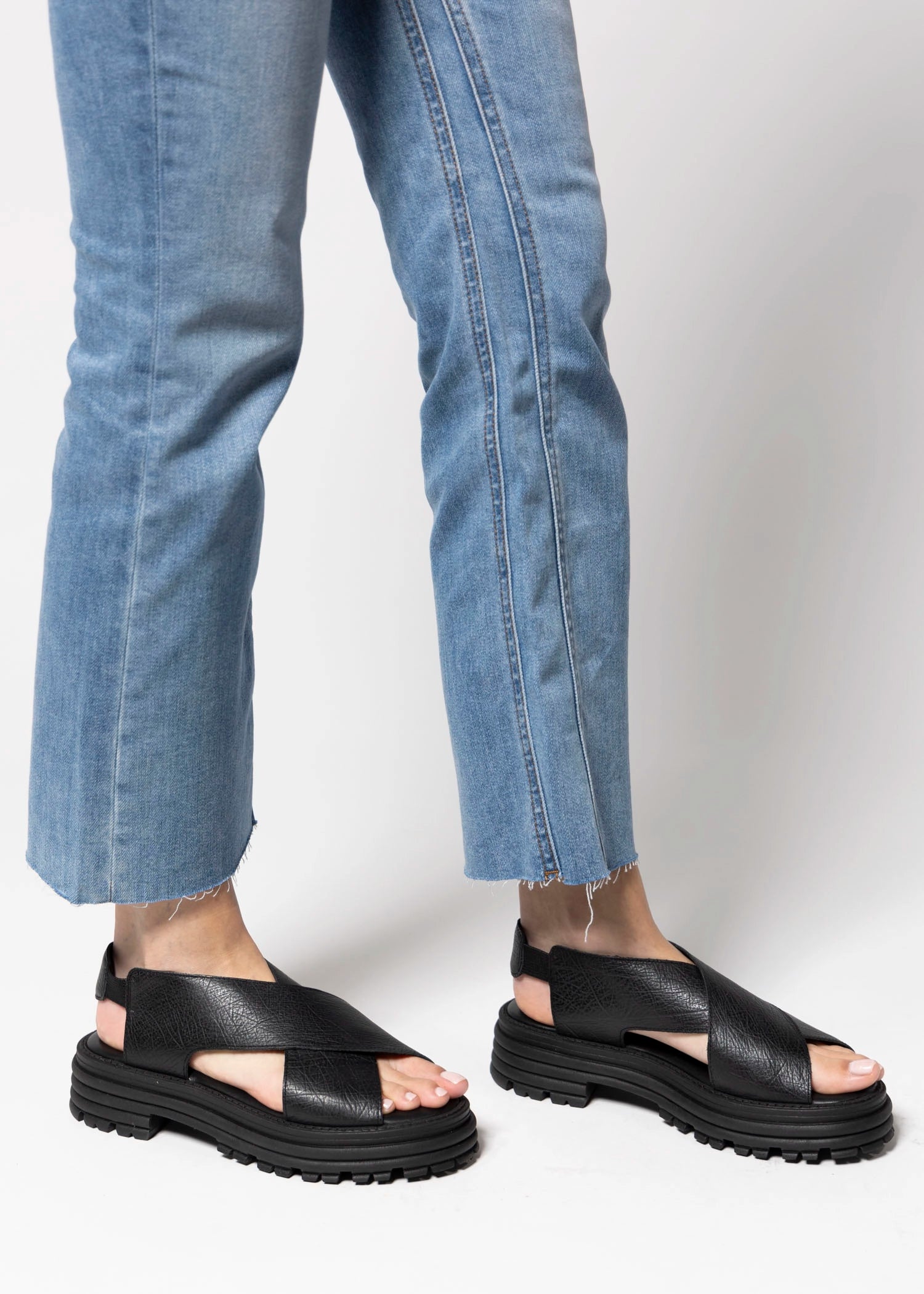 swatch_Black Leather kmb dafne sandal