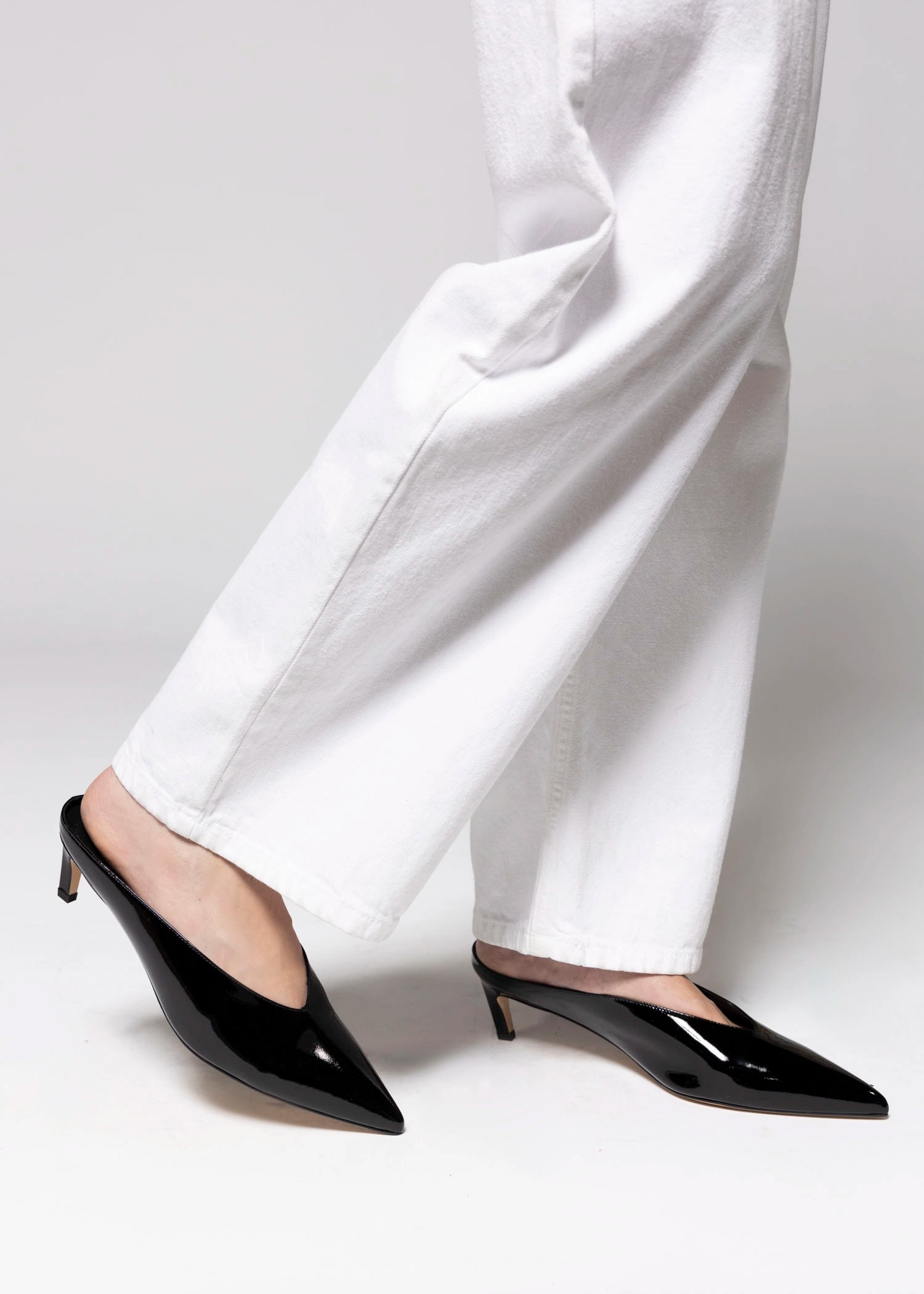 swatch_Black Patent pointed toe mule