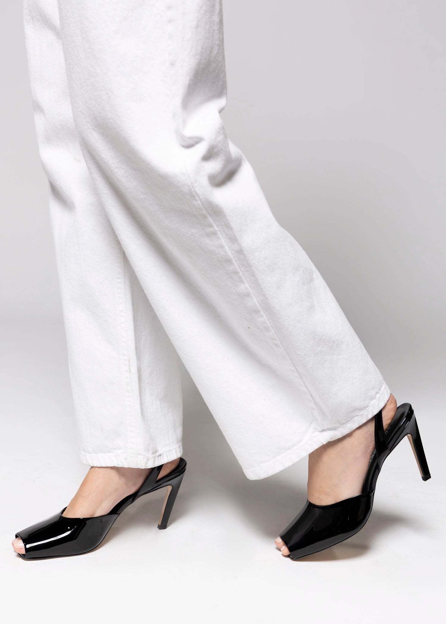swatch_Black Patent Heeled Peep toe sandal