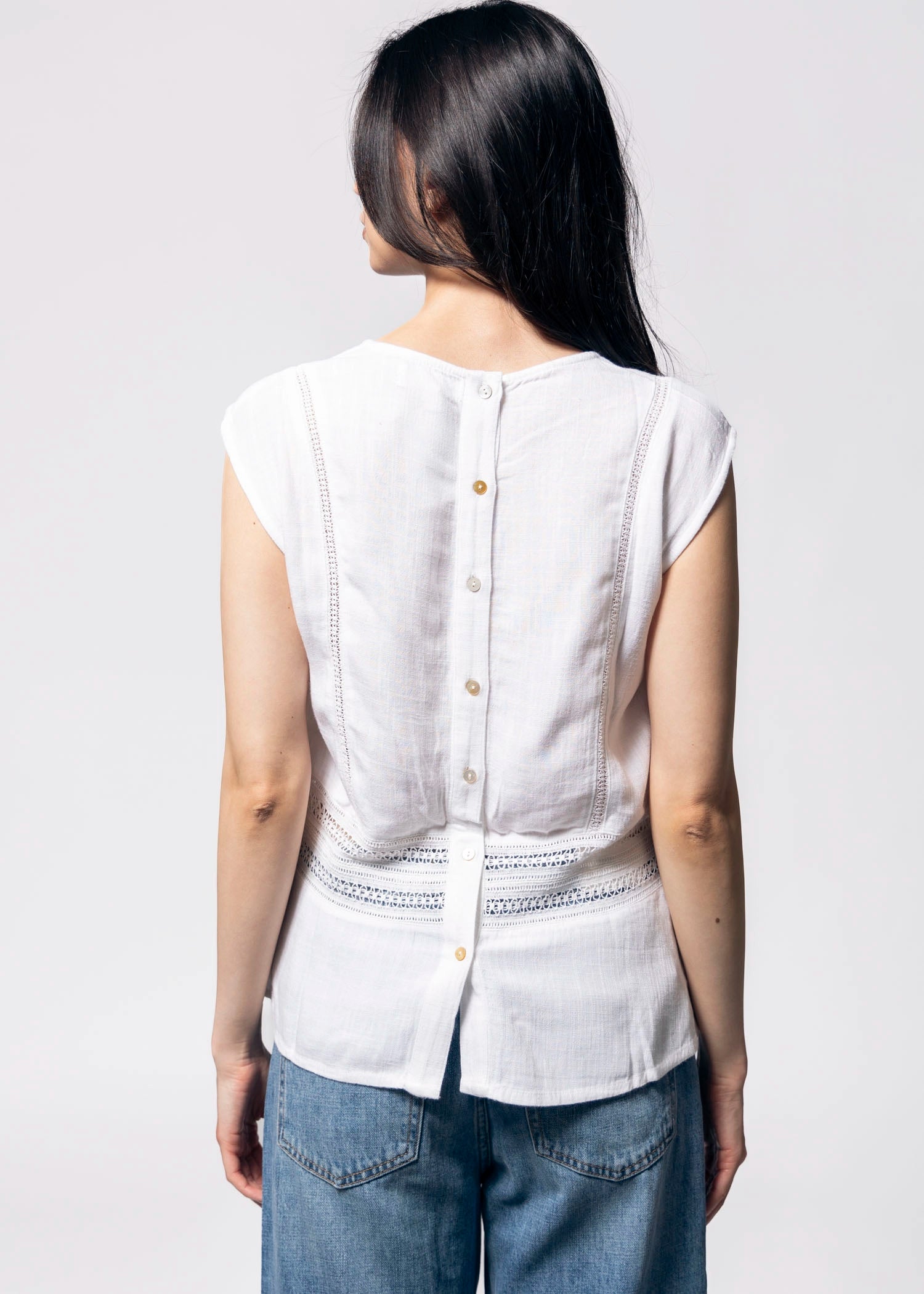 swatch_White kut from the kloth carly lace blouse