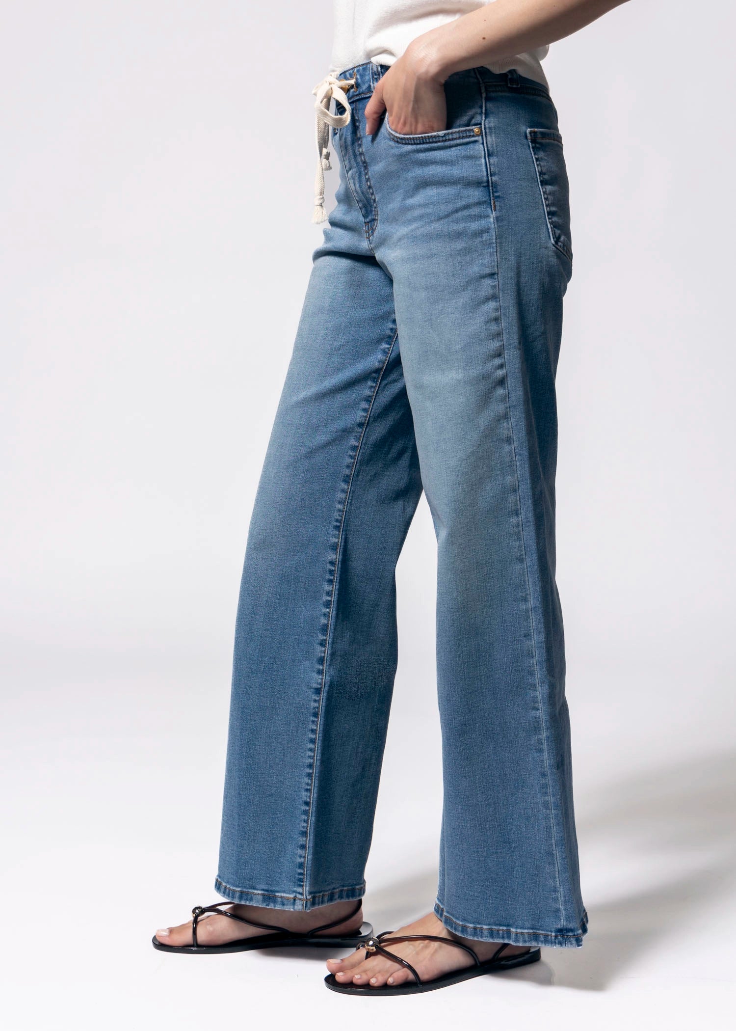 swatch_Medium Denim kut from the kloth maya wide leg jean