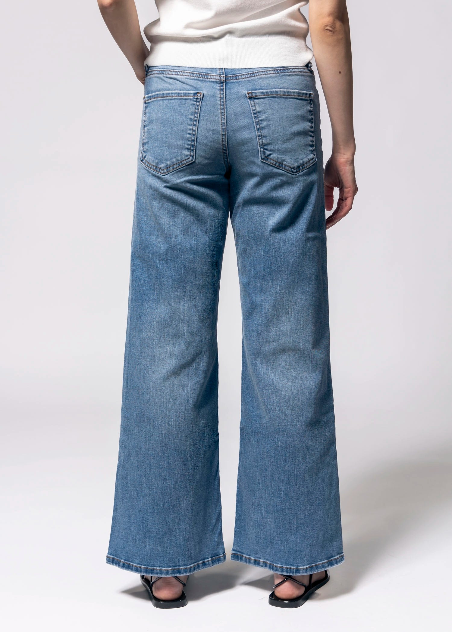 swatch_Medium Denim kut from the kloth maya wide leg jean