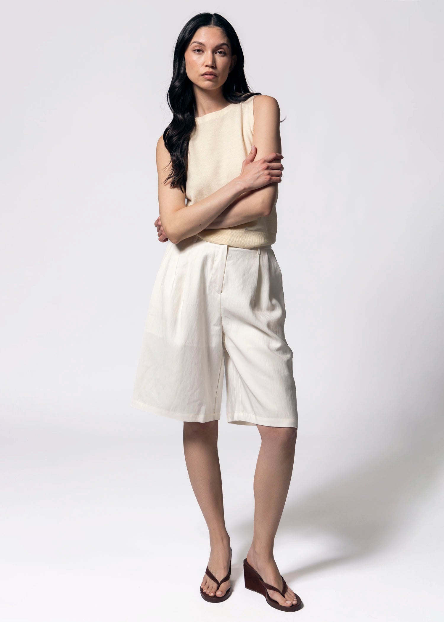swatch_Cream knee length trouser shorts